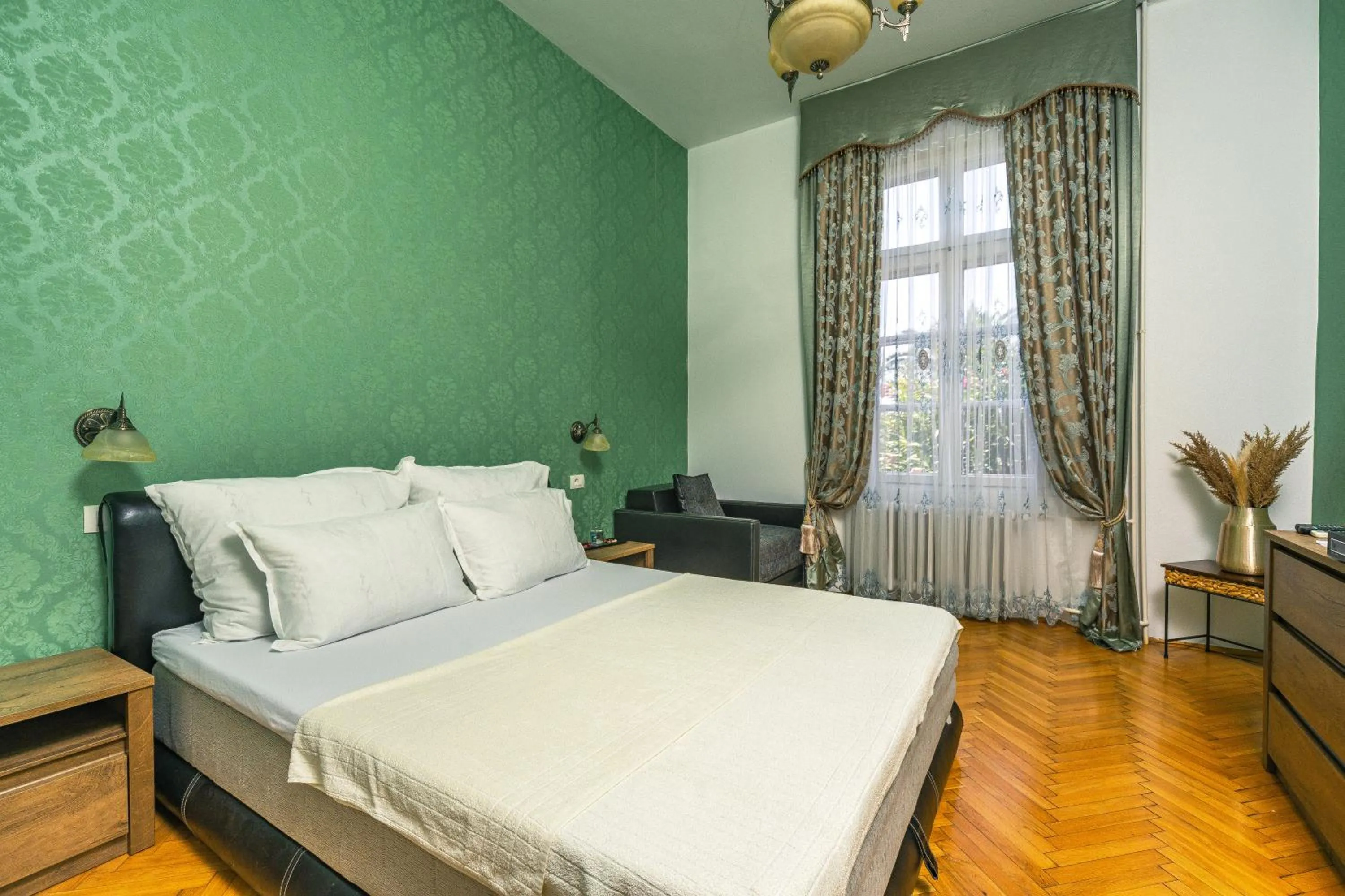 Bedroom, Bed in Le Petit Chateau