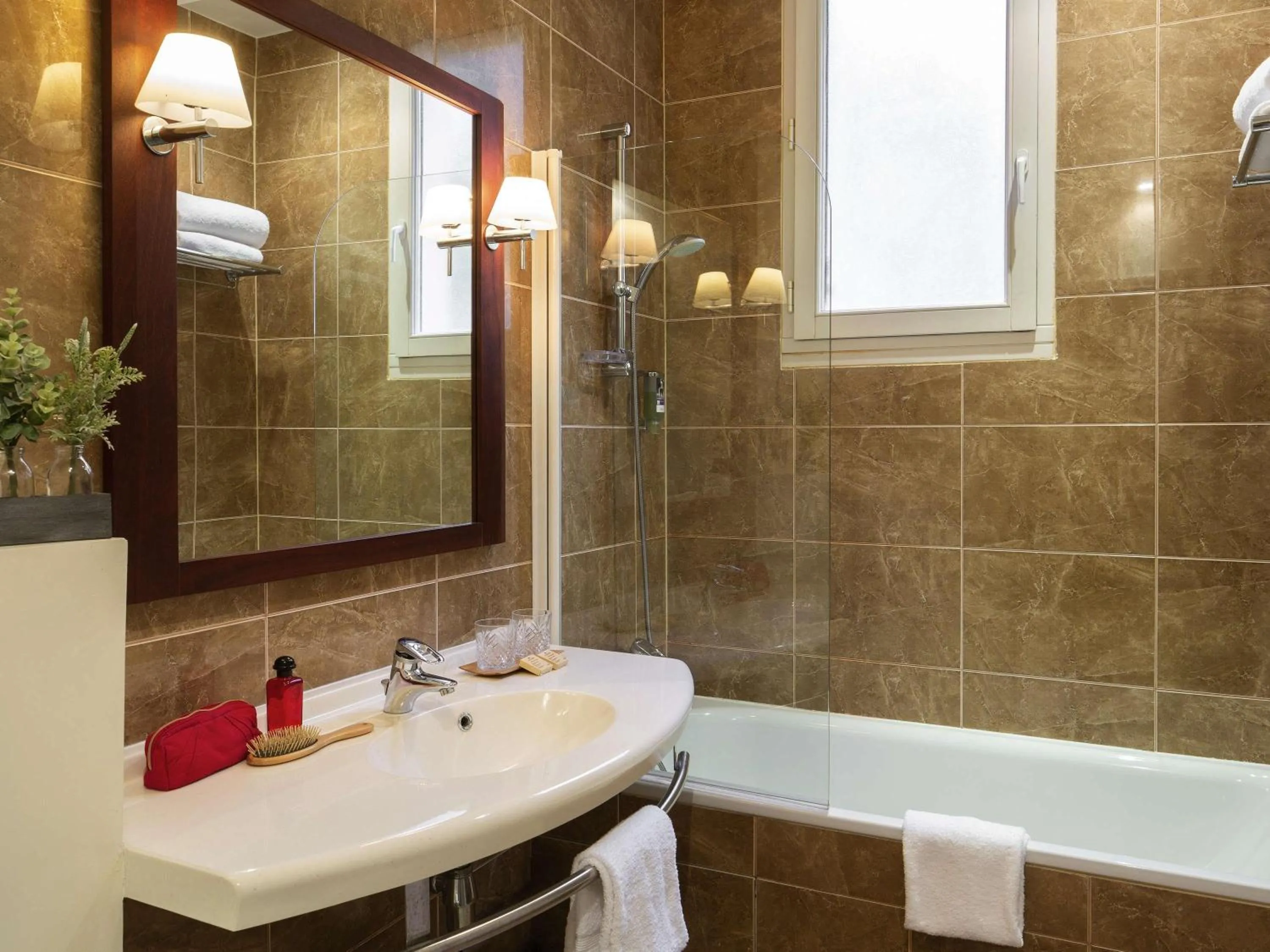 Bedroom in Mercure Rambouillet Relays Du Château