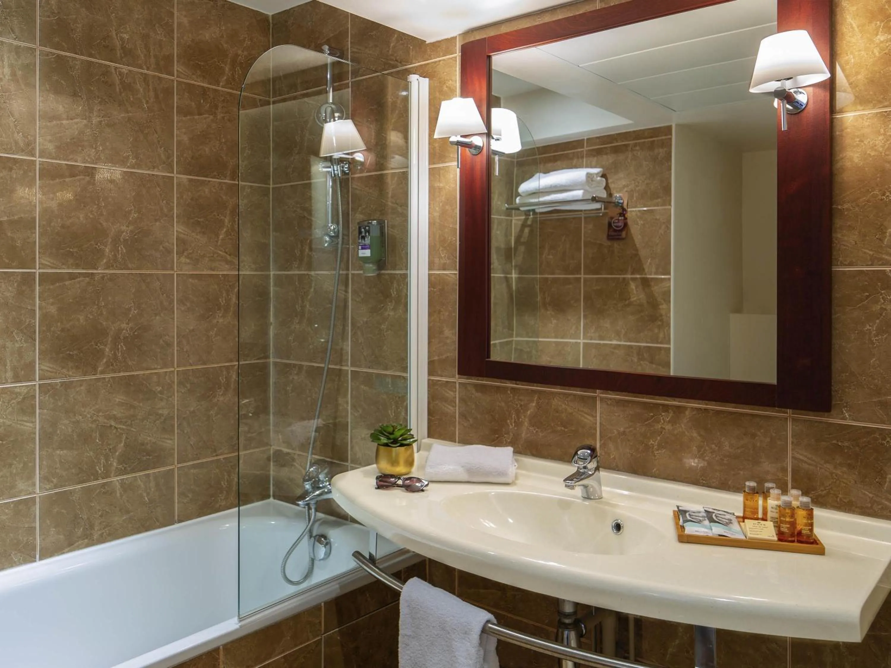 Bedroom in Mercure Rambouillet Relays Du Château