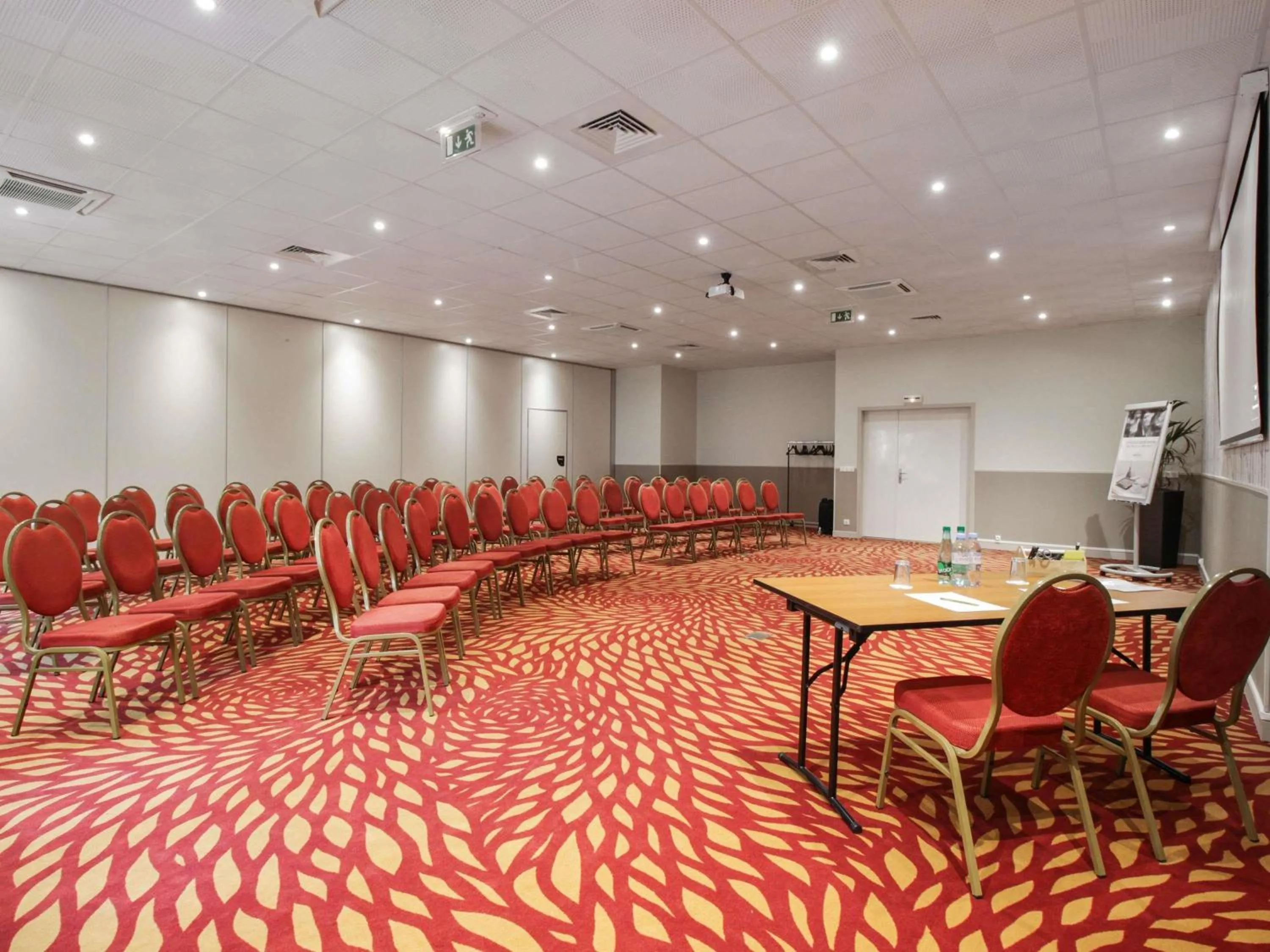 Meeting/conference room in Mercure Rambouillet Relays Du Château