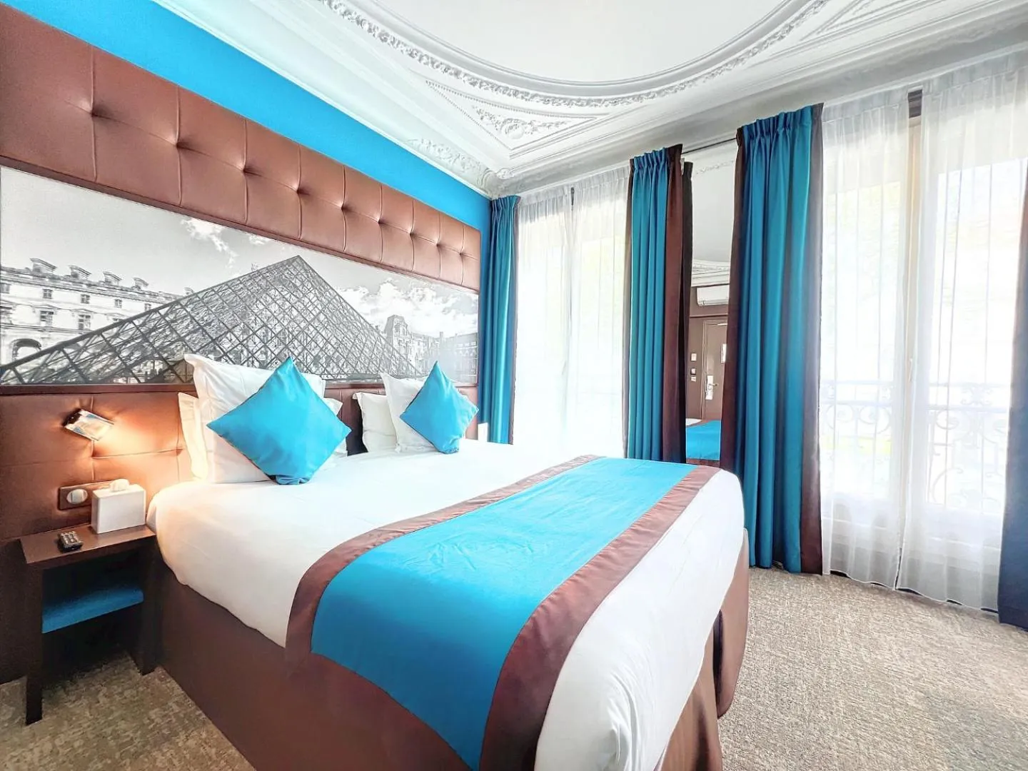 Bed in Best Western Nouvel Orléans Montparnasse