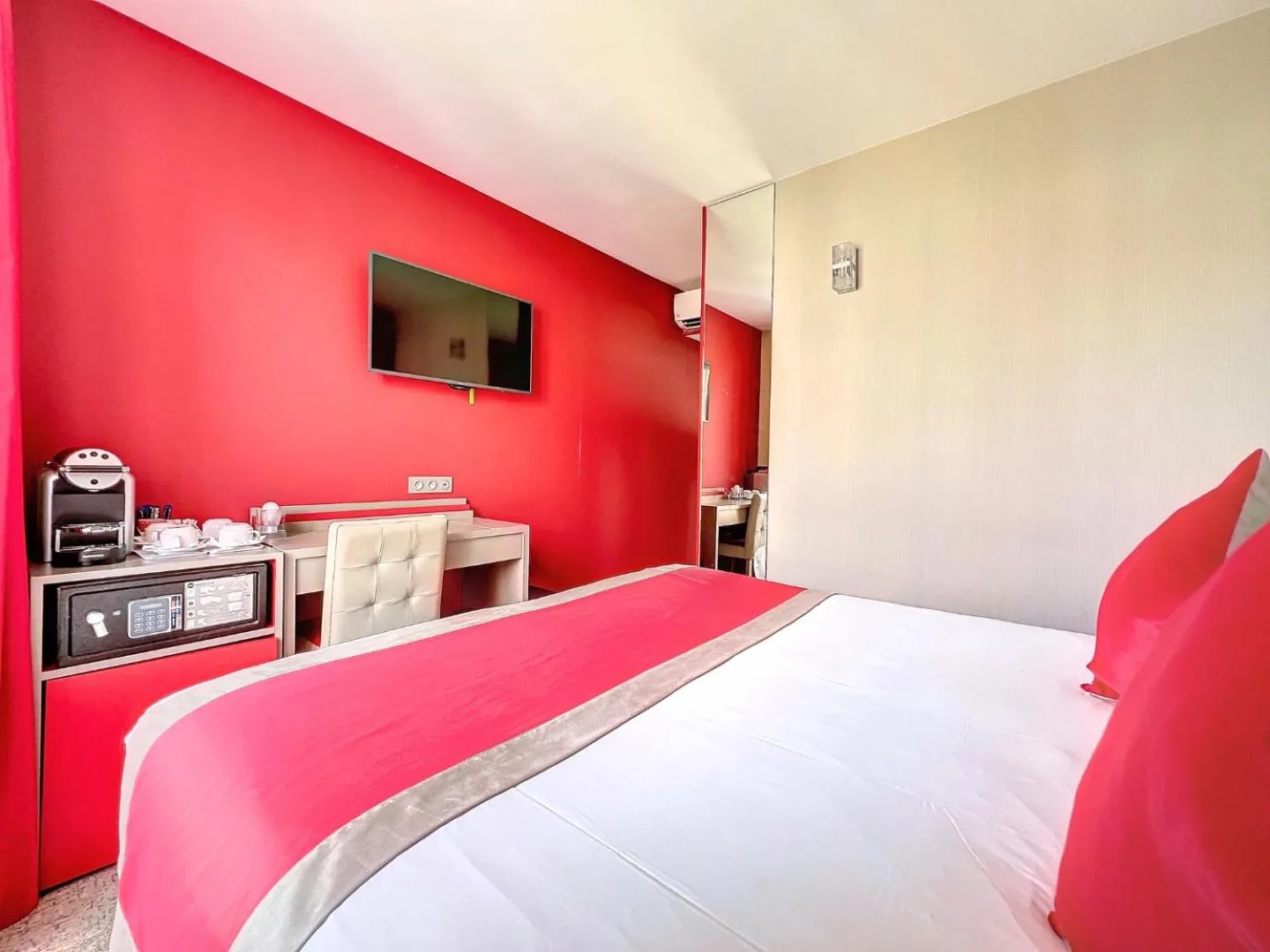 Bed in Best Western Nouvel Orléans Montparnasse