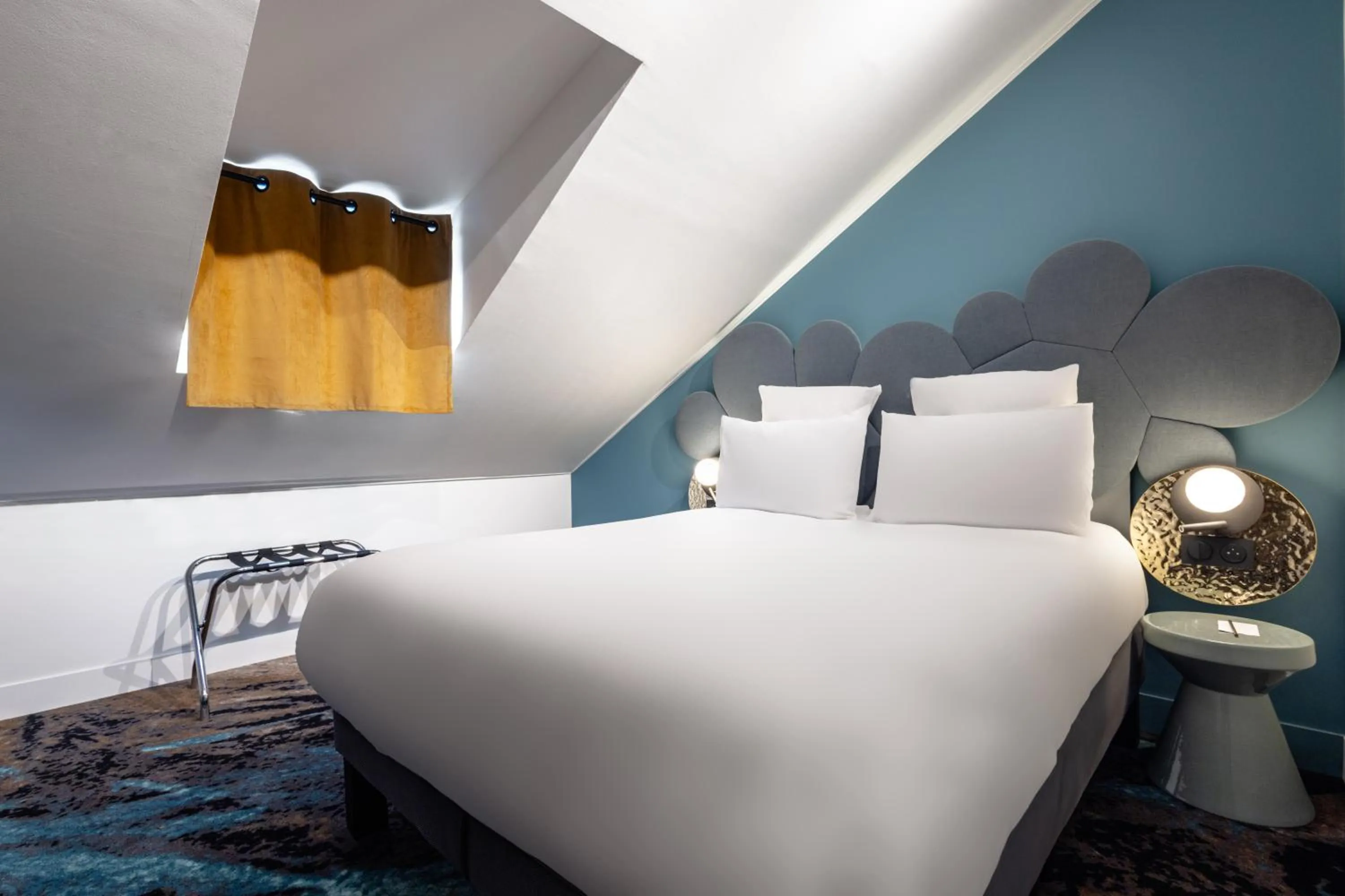 Property building, Bed in Mercure Annecy Centre