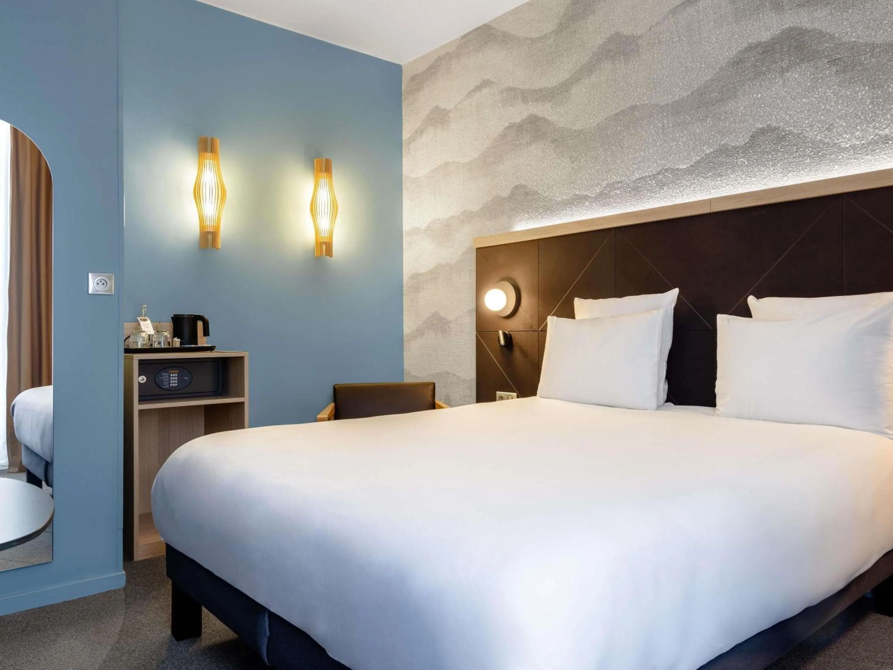 Bedroom, Bed in Mercure Annecy Centre