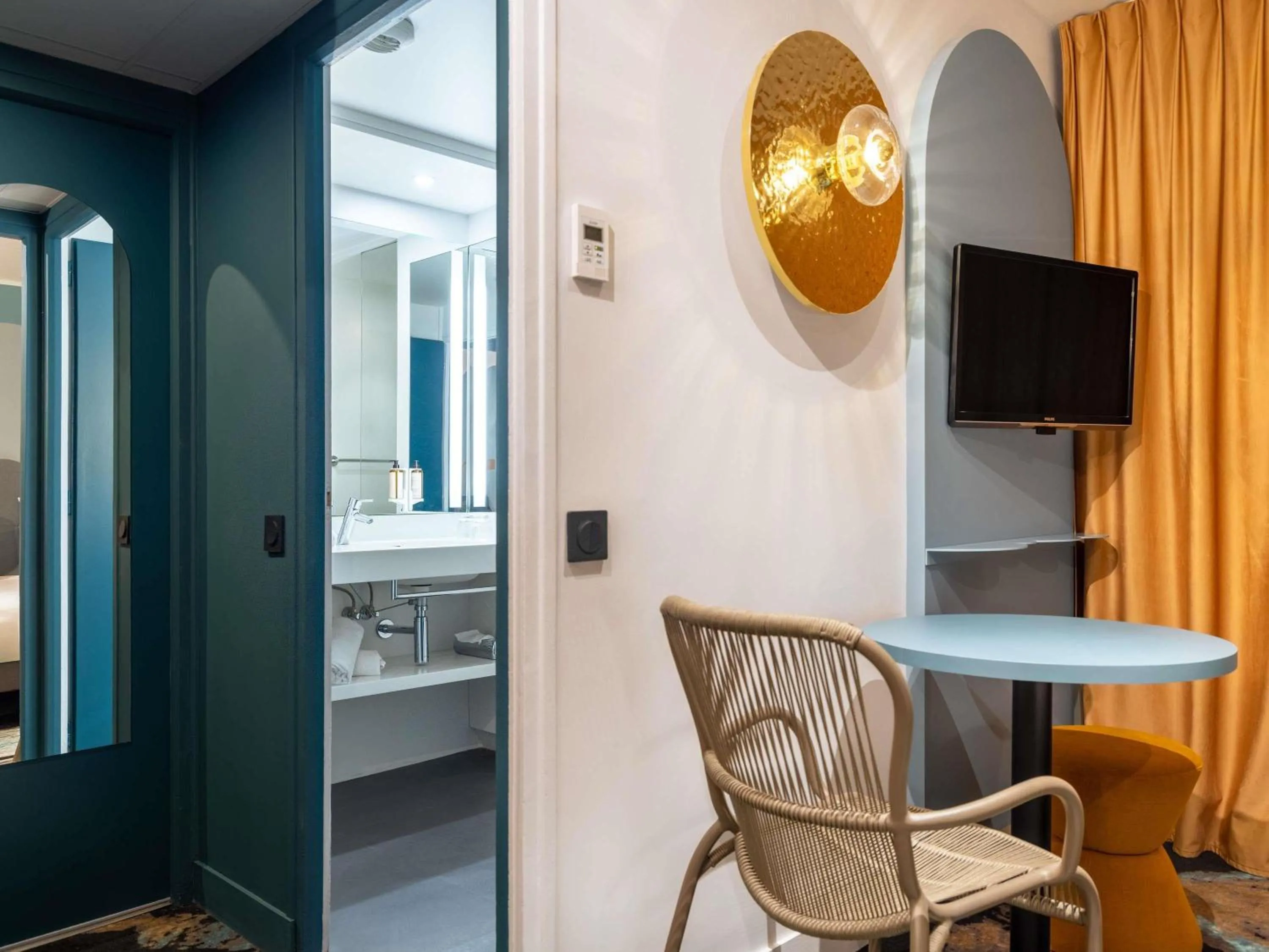 Bedroom in Mercure Annecy Centre