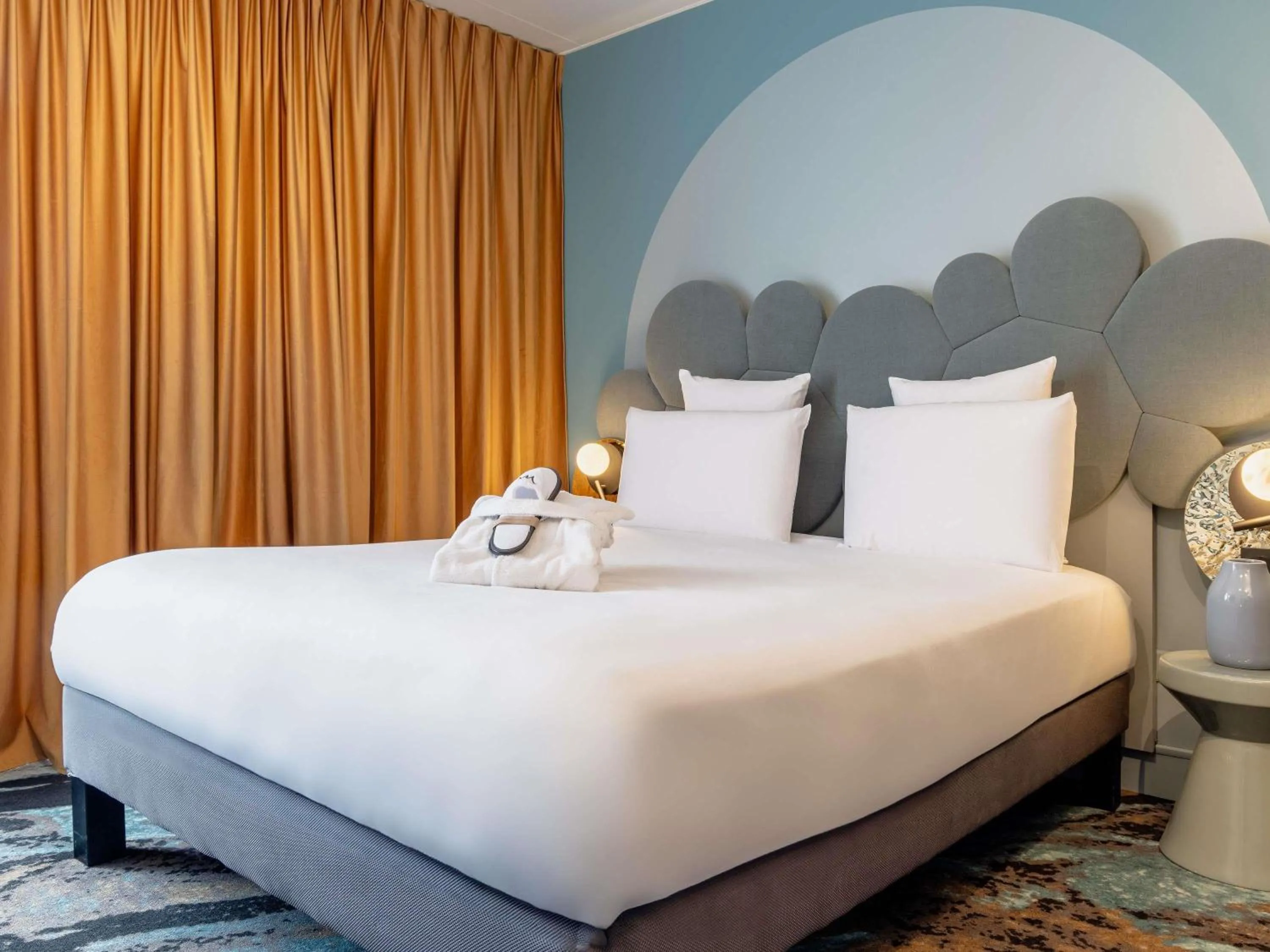 Bedroom, Bed in Mercure Annecy Centre