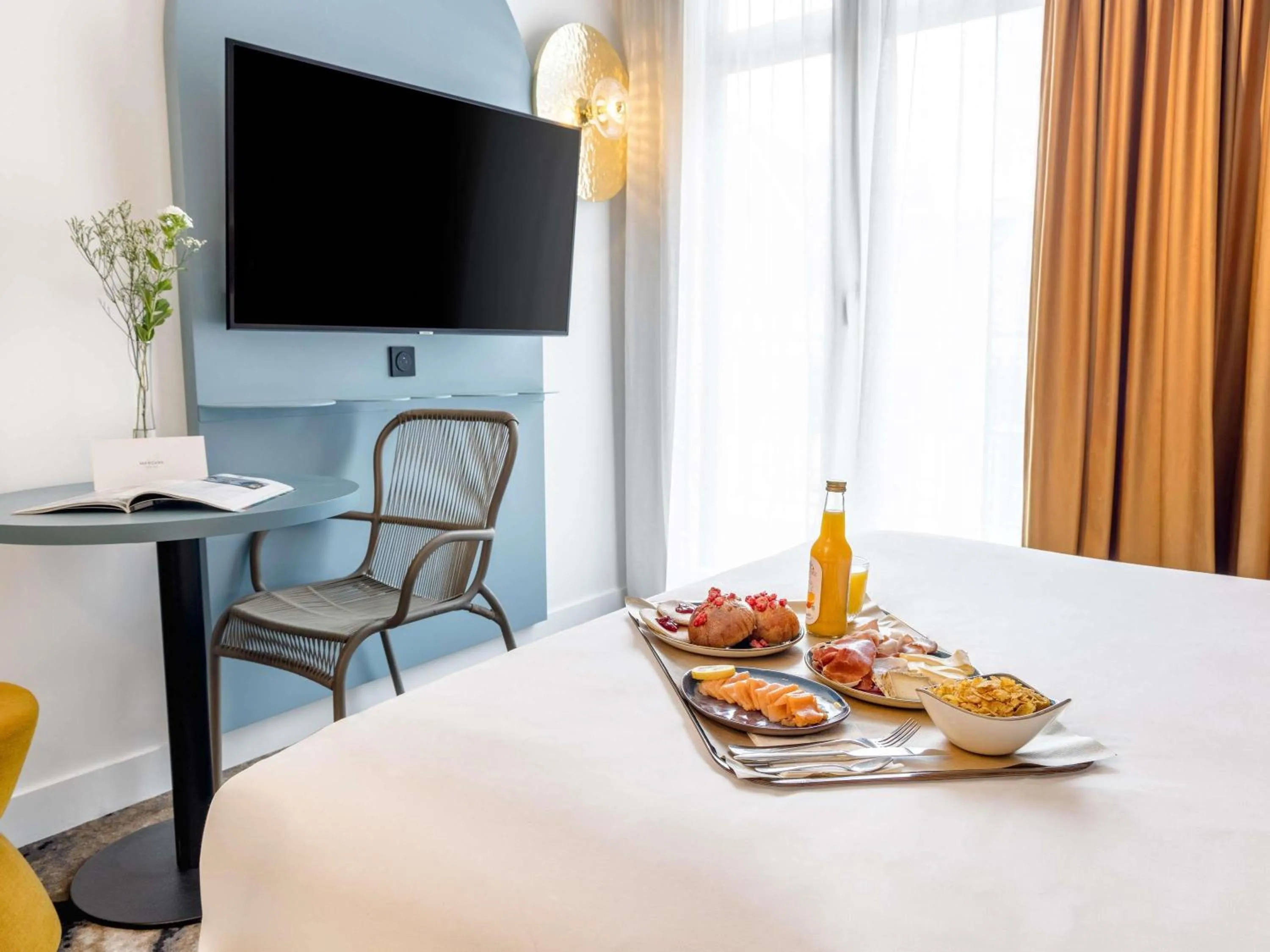 Bedroom, Bed in Mercure Annecy Centre