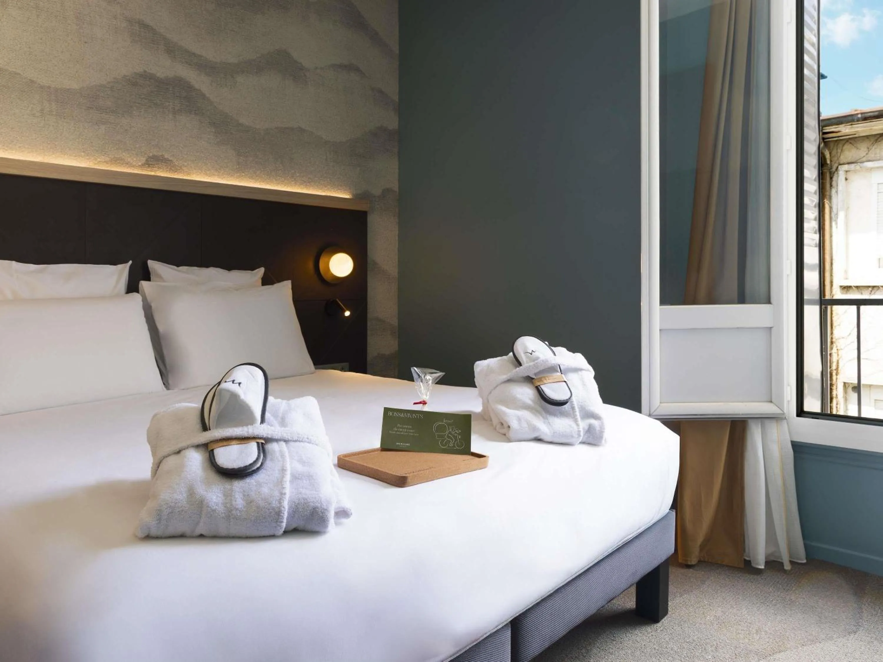 Bedroom, Bed in Mercure Annecy Centre