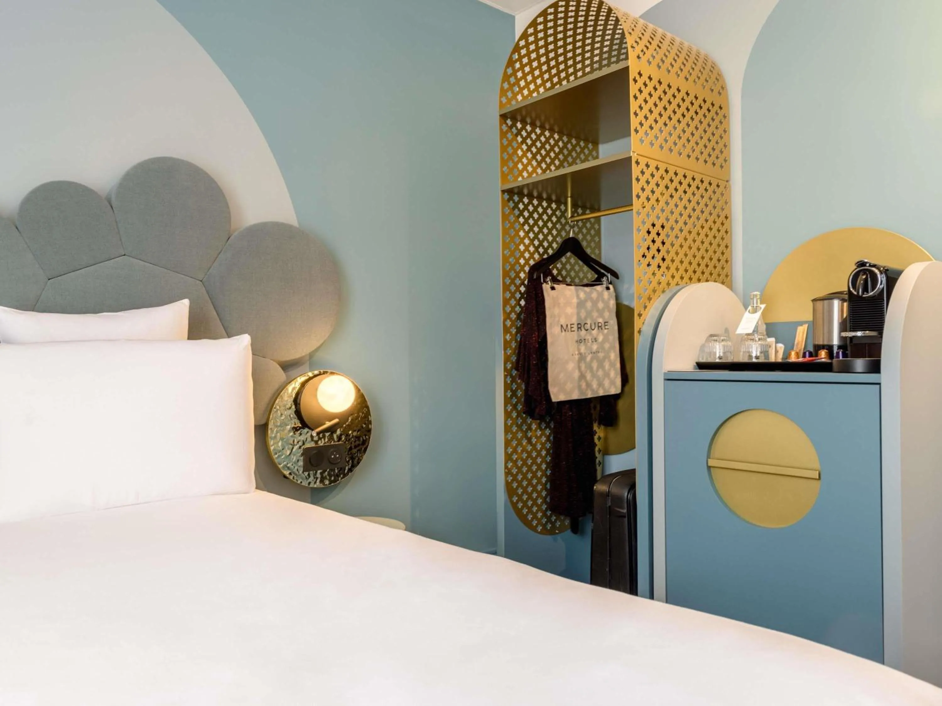 Bedroom, Bed in Mercure Annecy Centre