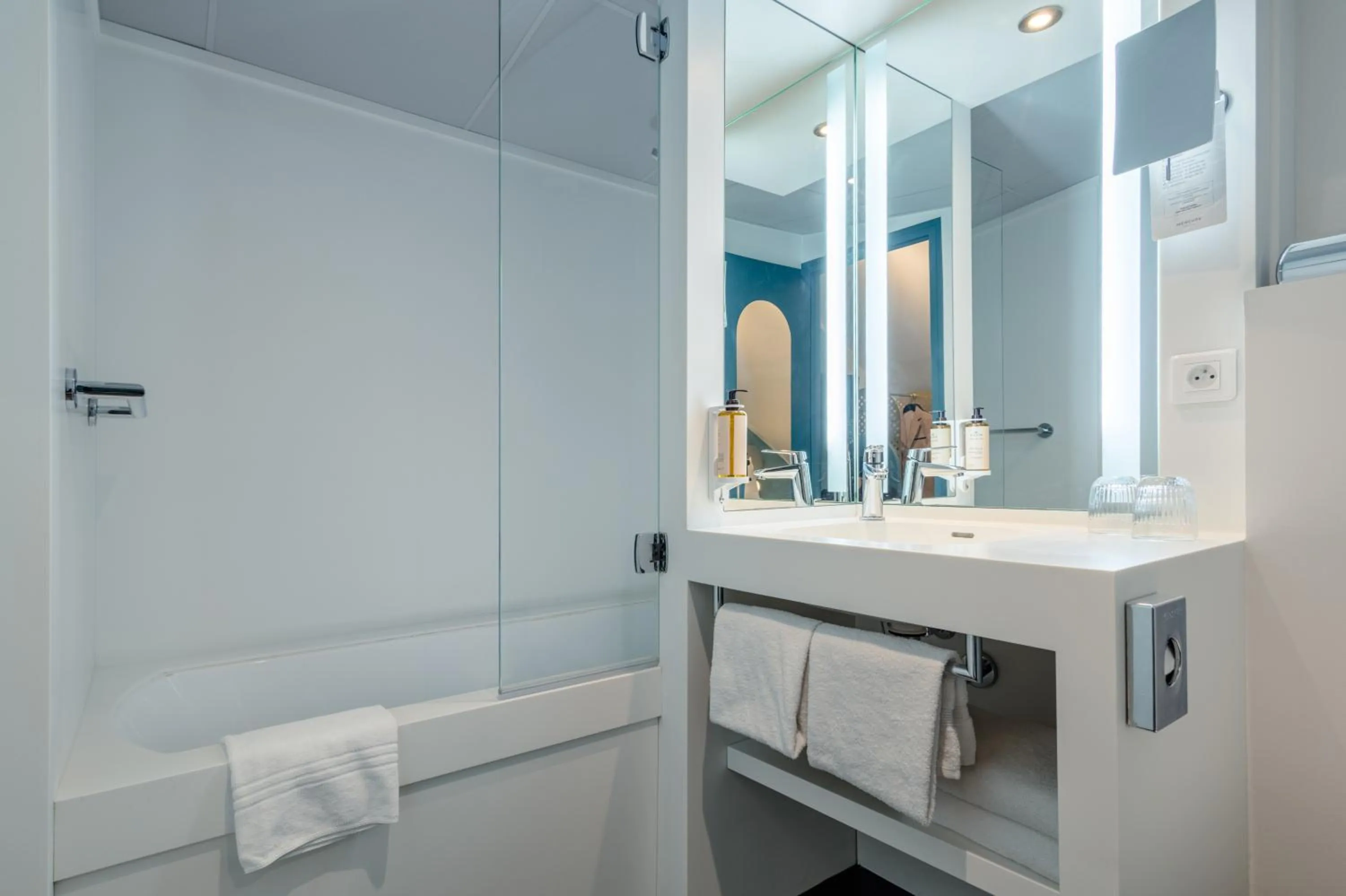 Bathroom in Mercure Annecy Centre