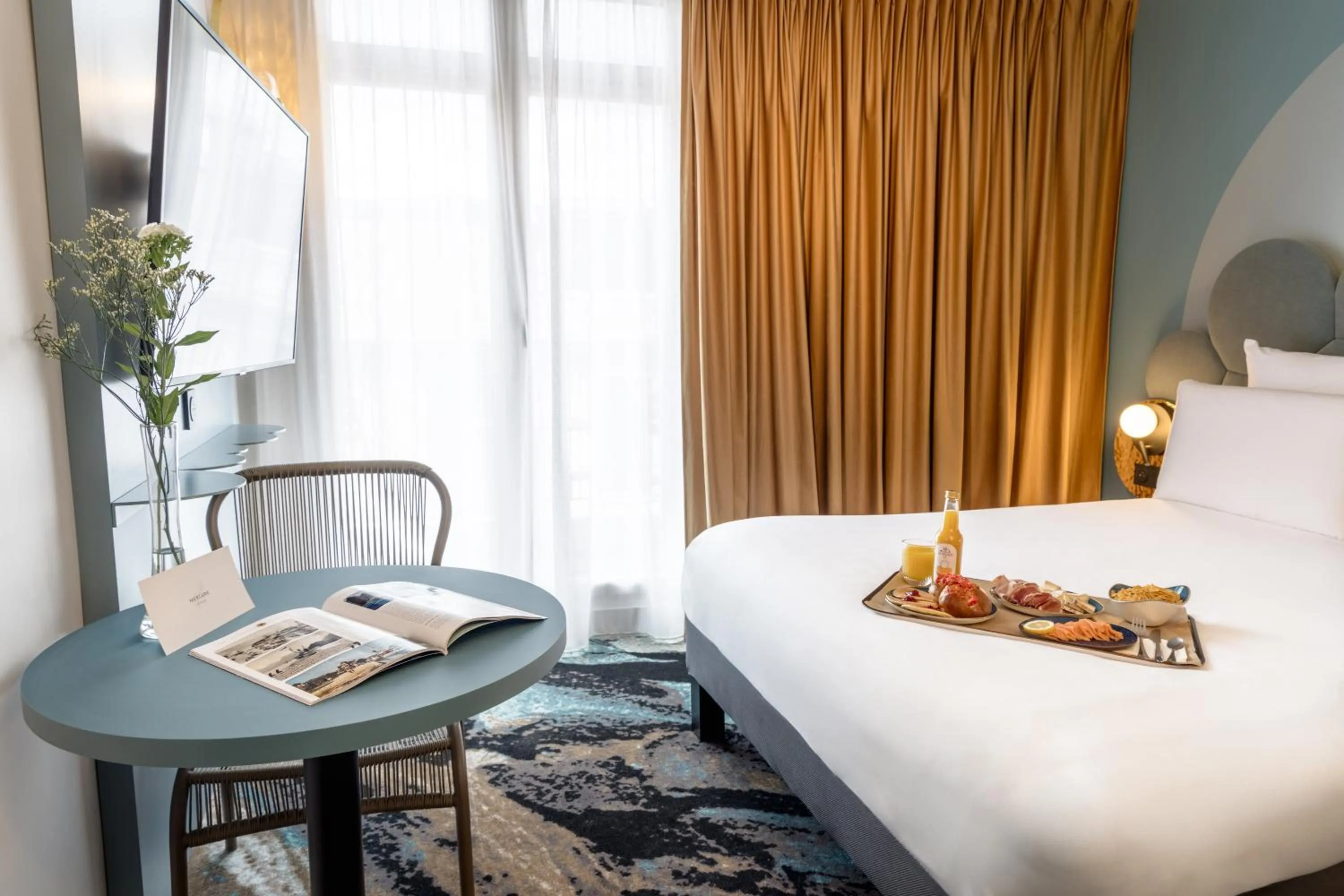 Property building, Bed in Mercure Annecy Centre