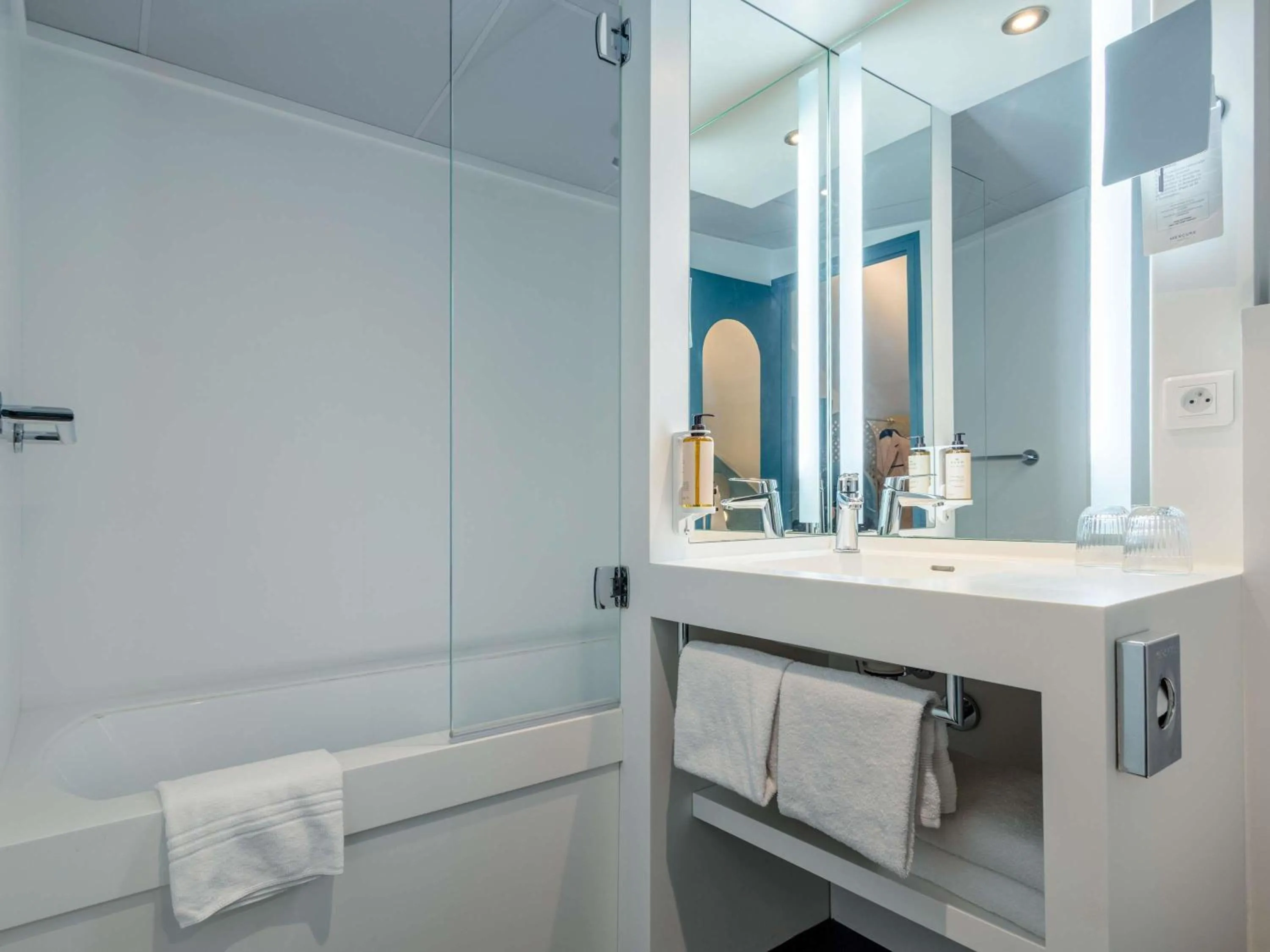 Bedroom in Mercure Annecy Centre