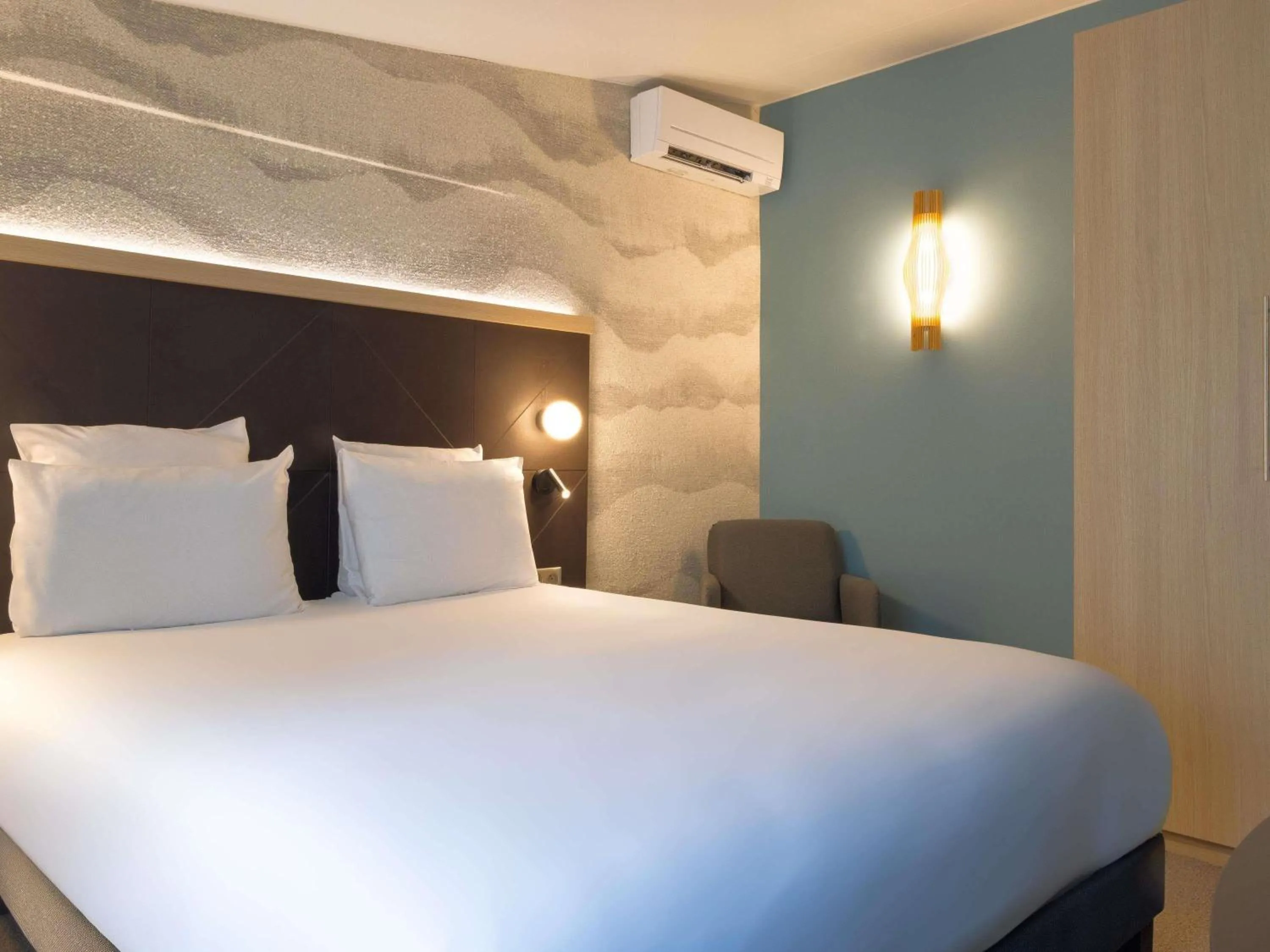 Bedroom, Bed in Mercure Annecy Centre