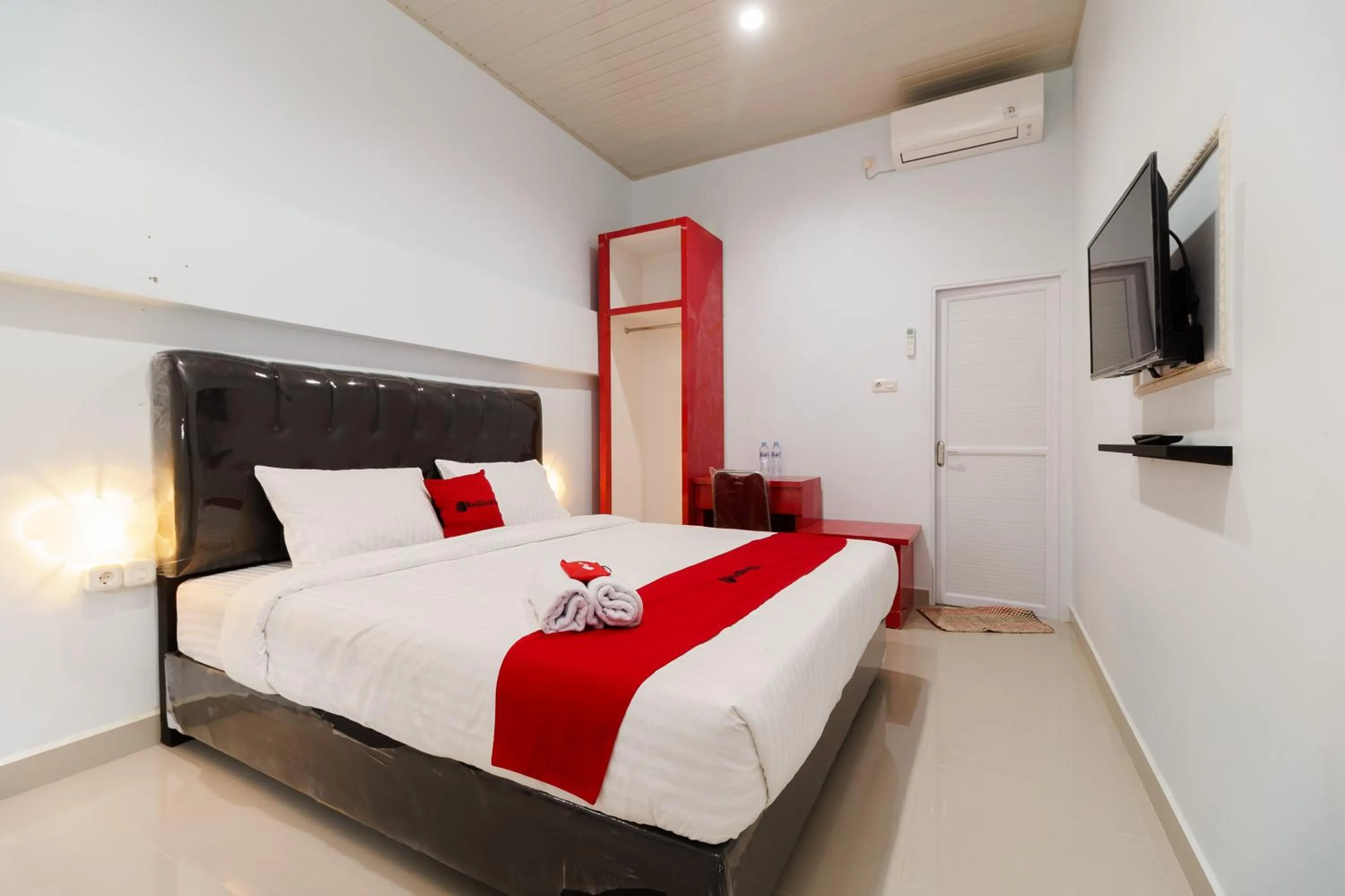 Bedroom, Bed in RedDoorz Plus near Palembang Icon Mall 2