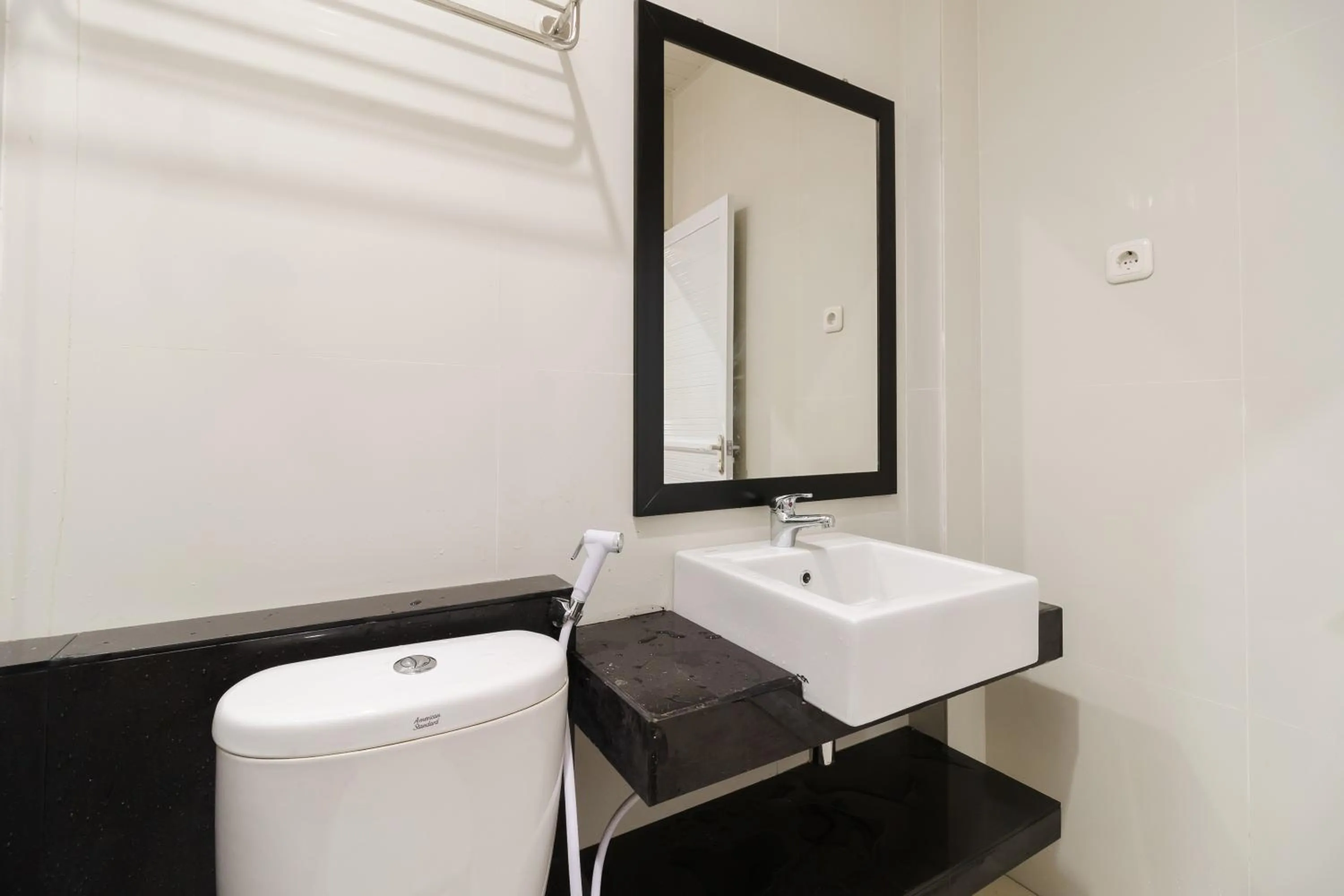 Bathroom in RedDoorz Plus near Palembang Icon Mall 2