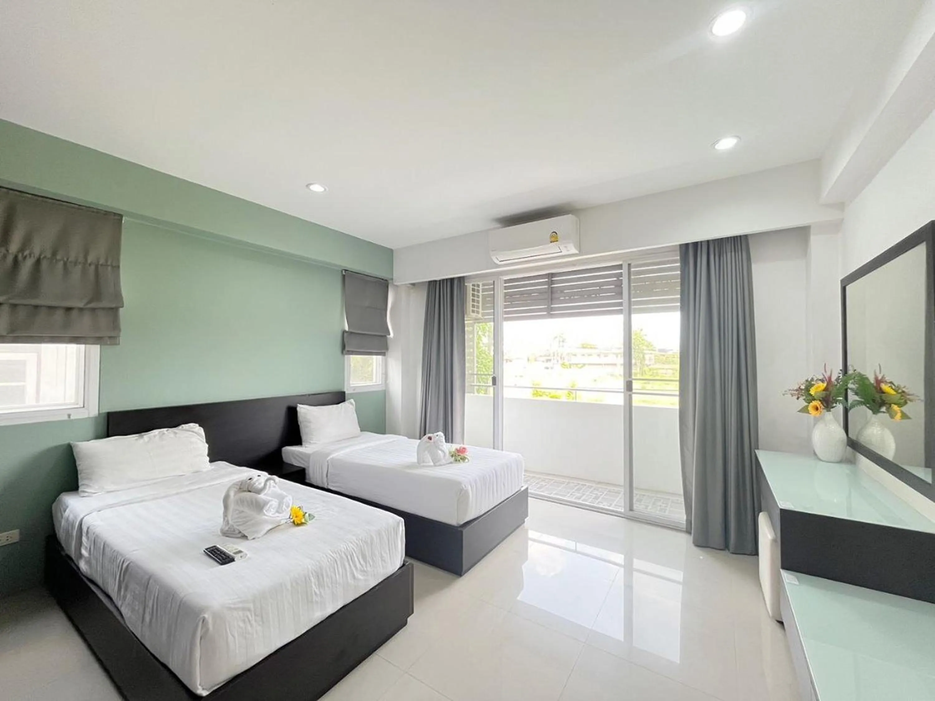 Bed in Ruan Plaisoi Apartment