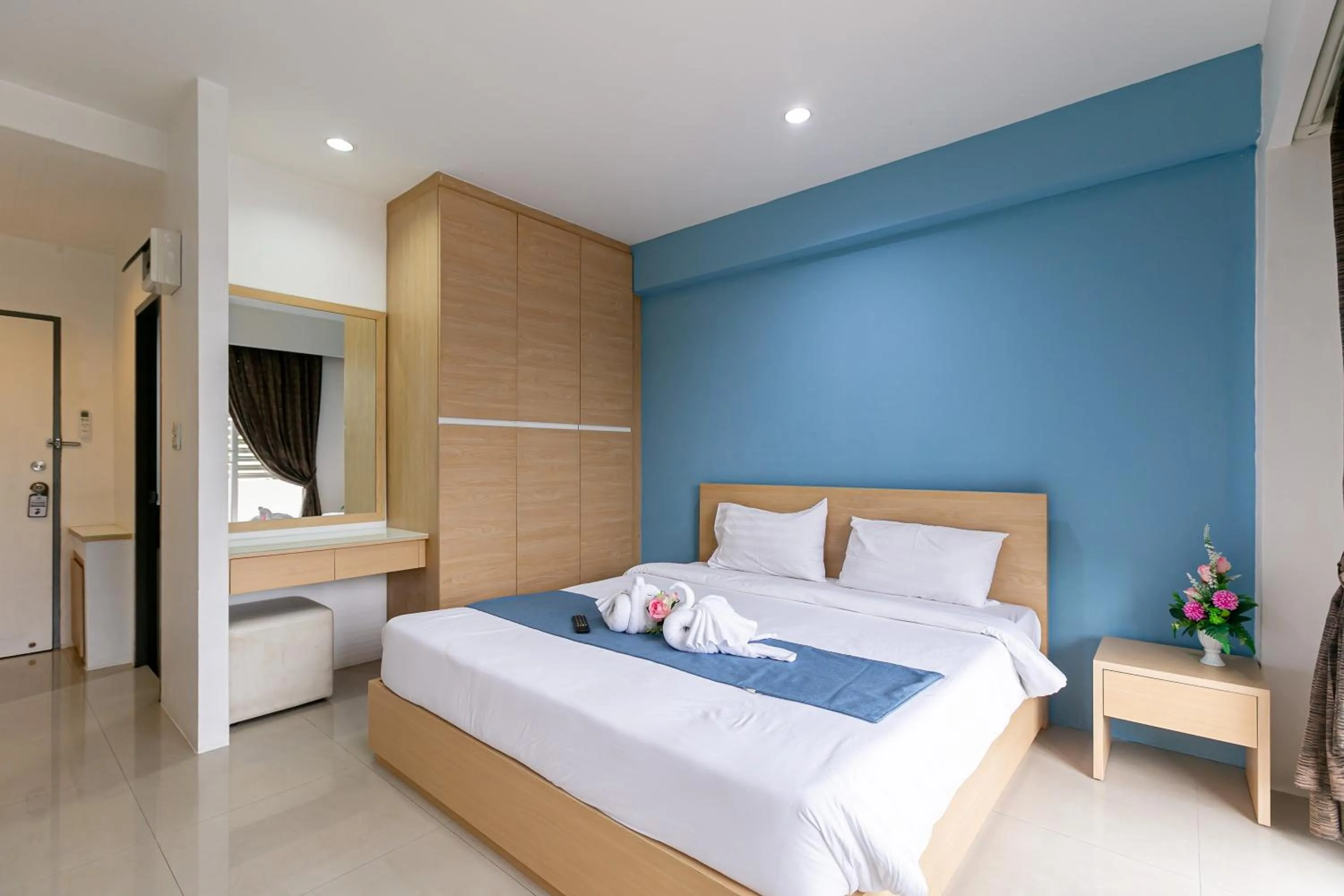 Bedroom, Bed in Ruan Plaisoi Apartment