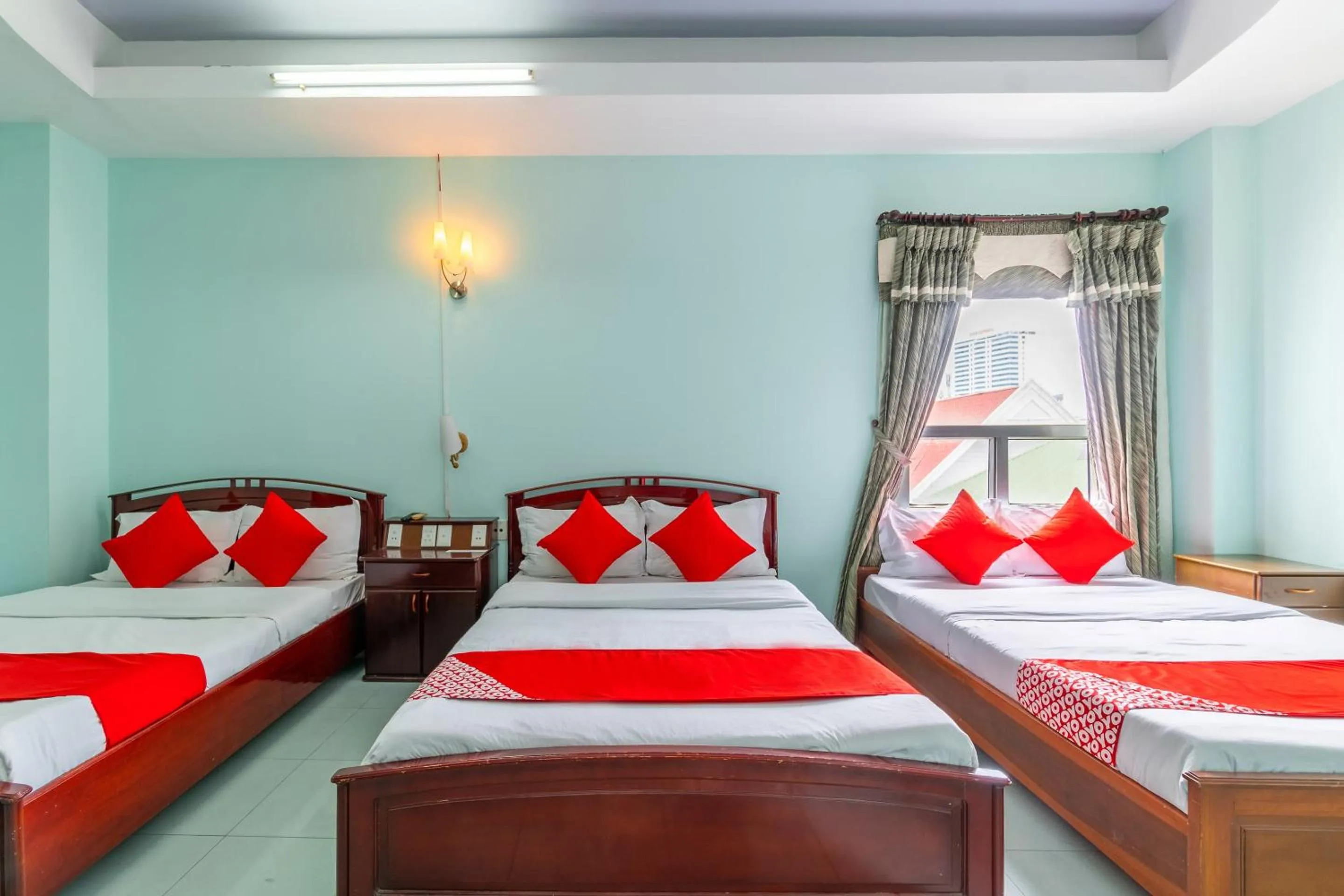 Bedroom, Bed in Super OYO 266 Golden Gate