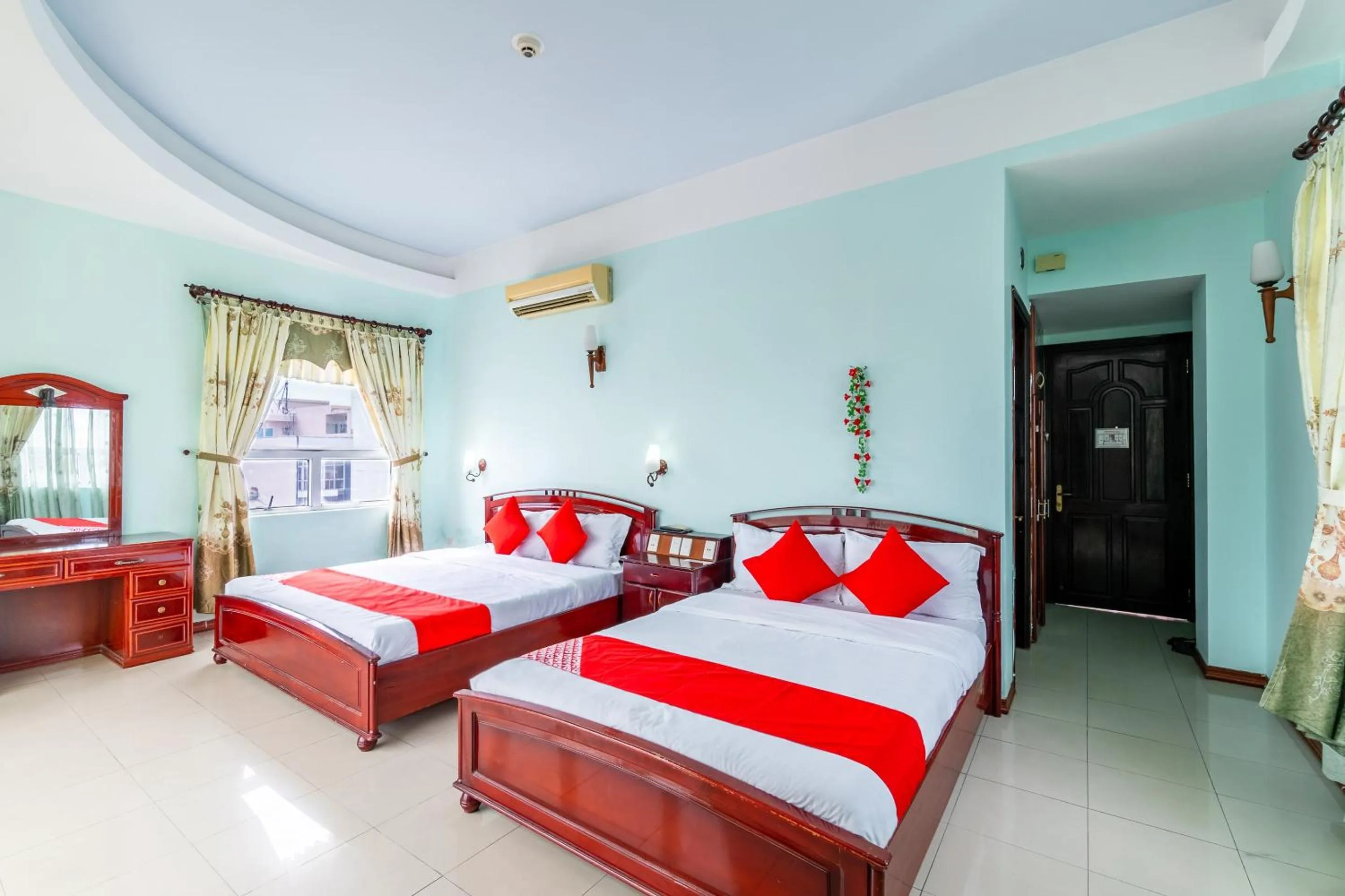 Bedroom, Bed in Super OYO 266 Golden Gate