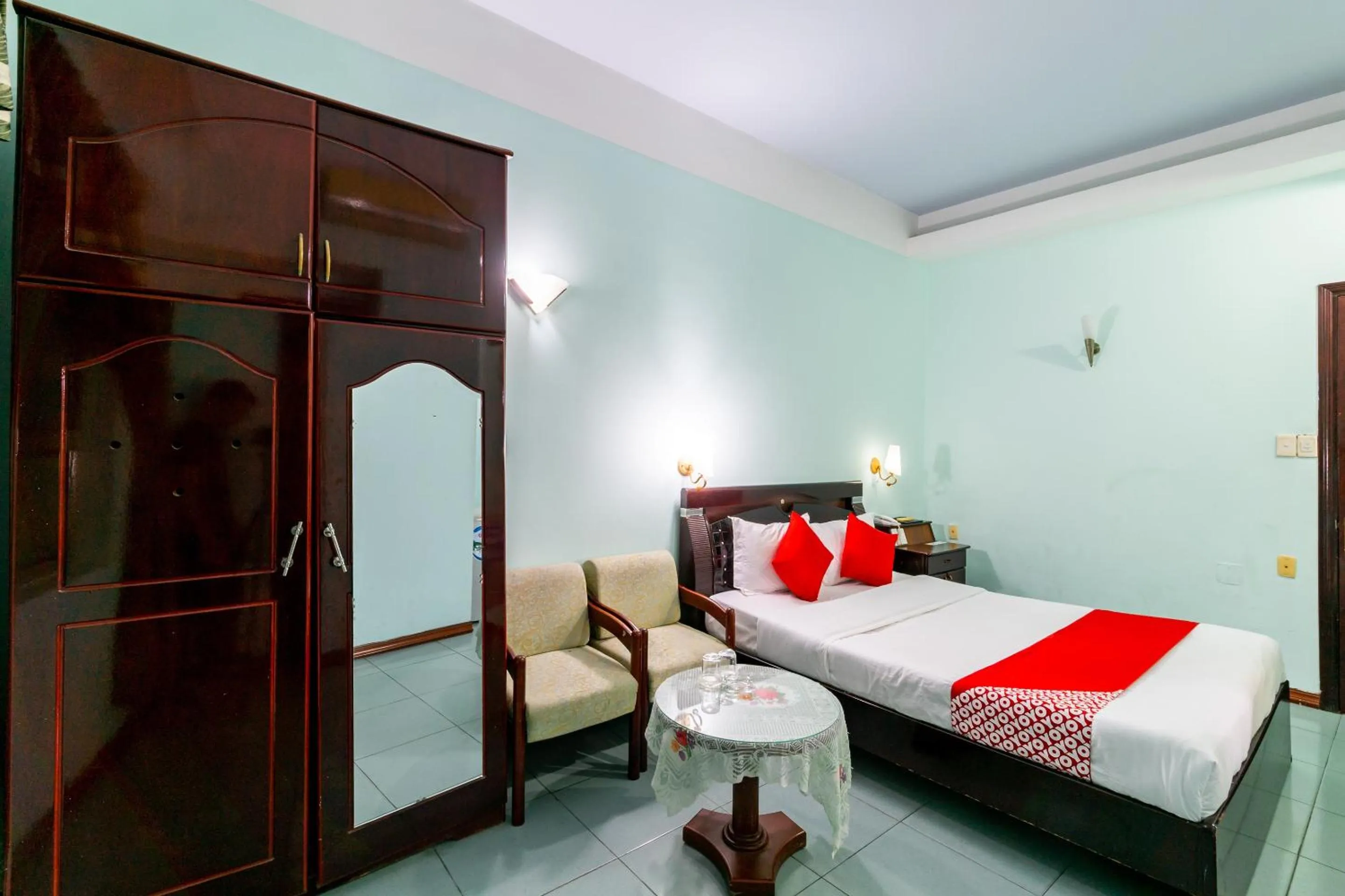 Bedroom, Bed in Super OYO 266 Golden Gate