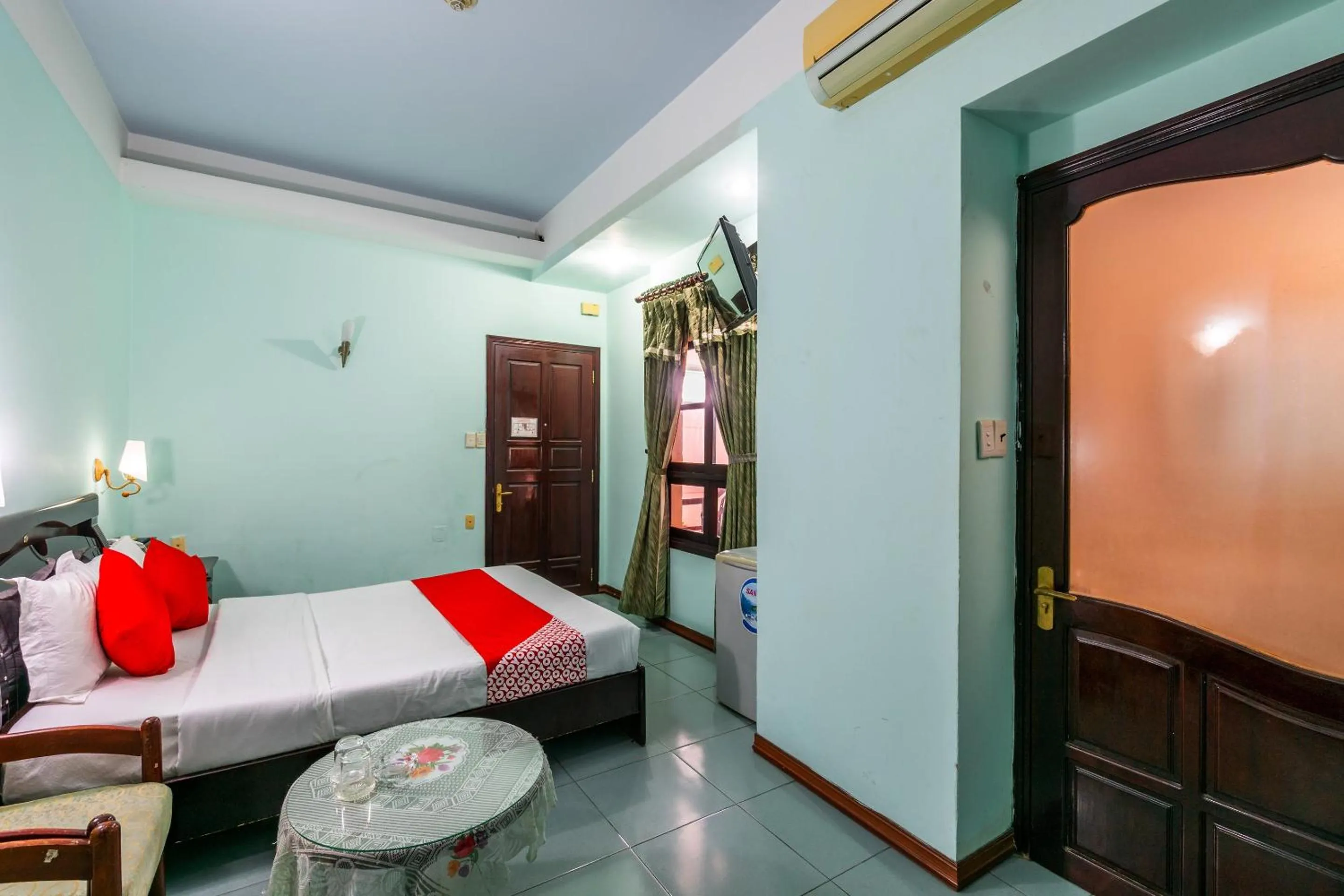 Bedroom, Bed in Super OYO 266 Golden Gate