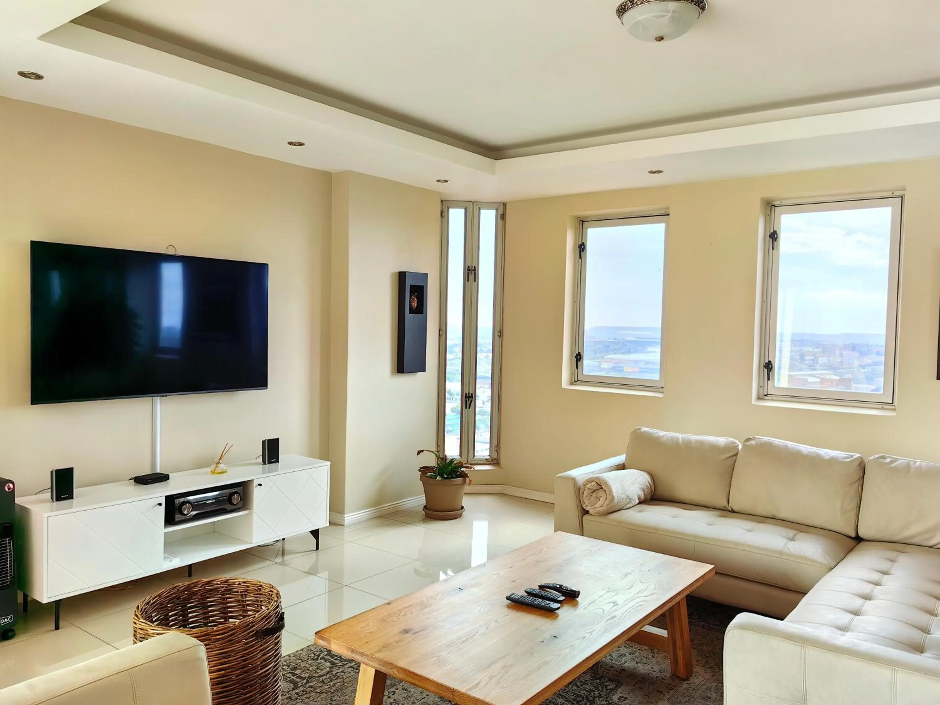 TV and multimedia in 4 on Pritchard Luxury Suites