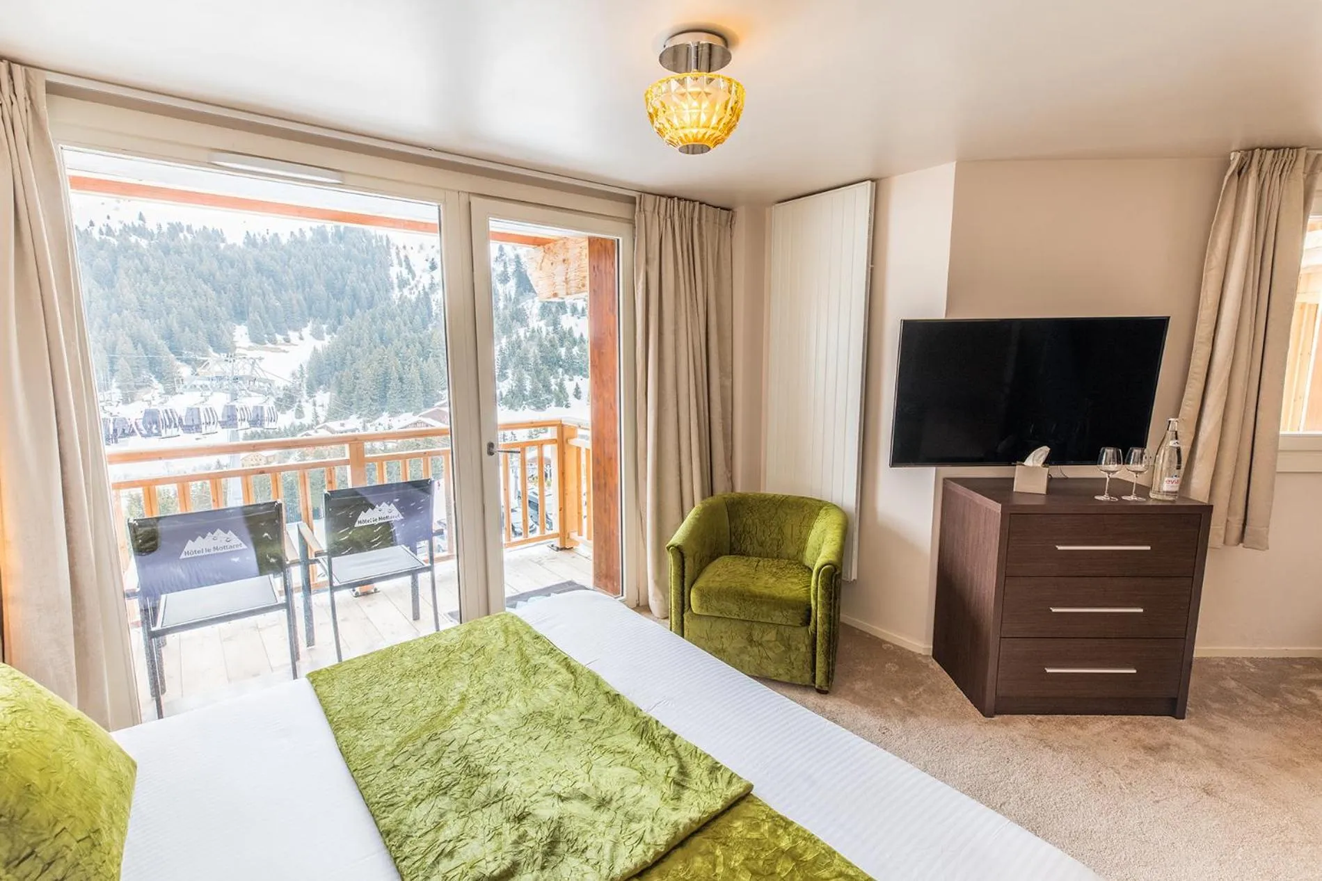 Bedroom, Bed in Madame Vacances Hôtel & Spa Le Mottaret