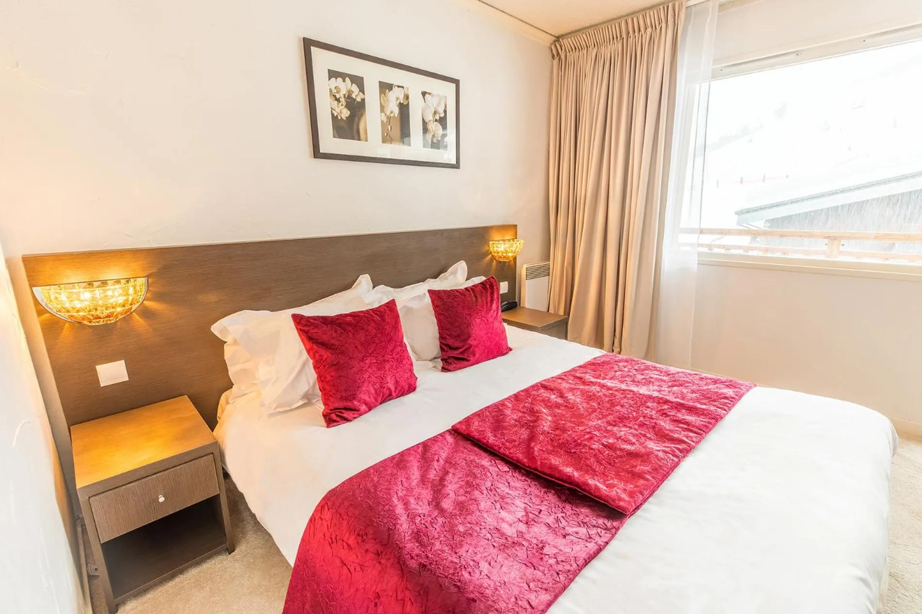 Bedroom, Bed in Madame Vacances Hôtel & Spa Le Mottaret