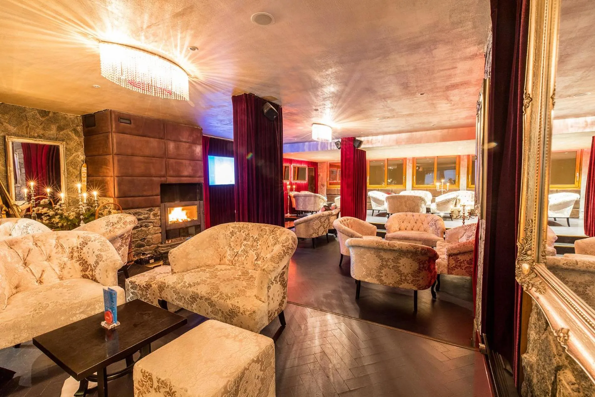 Communal lounge/ TV room in Madame Vacances Hôtel & Spa Le Mottaret