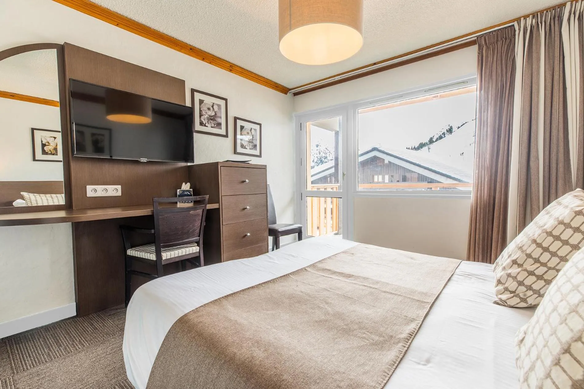 Bedroom, Bed in Madame Vacances Hôtel & Spa Le Mottaret