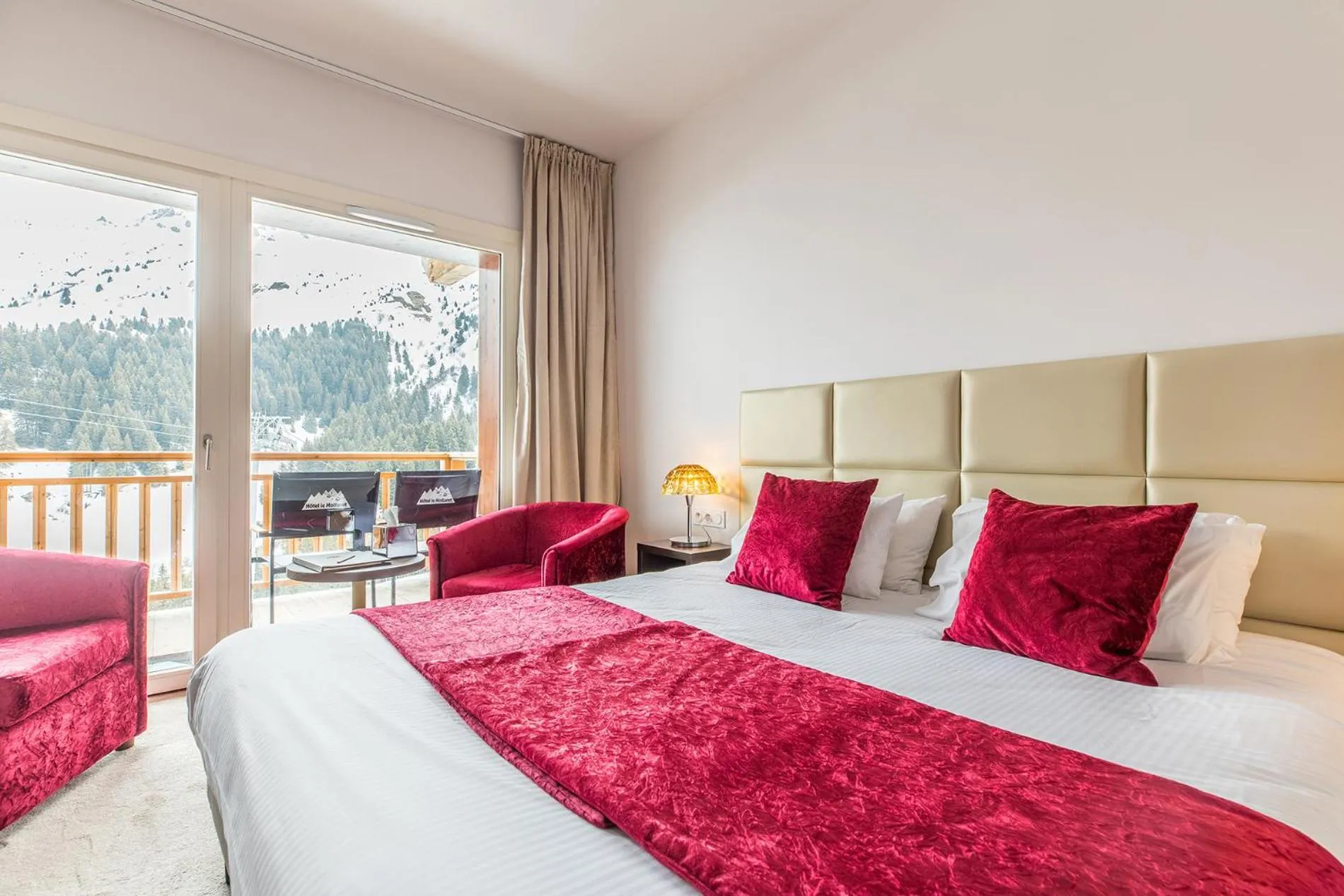 Bedroom, Bed in Madame Vacances Hôtel & Spa Le Mottaret