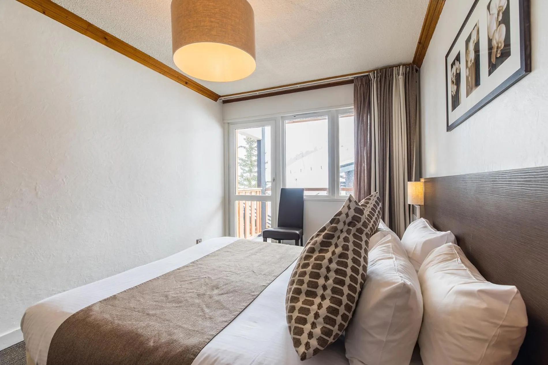 Bedroom, Bed in Madame Vacances Hôtel & Spa Le Mottaret