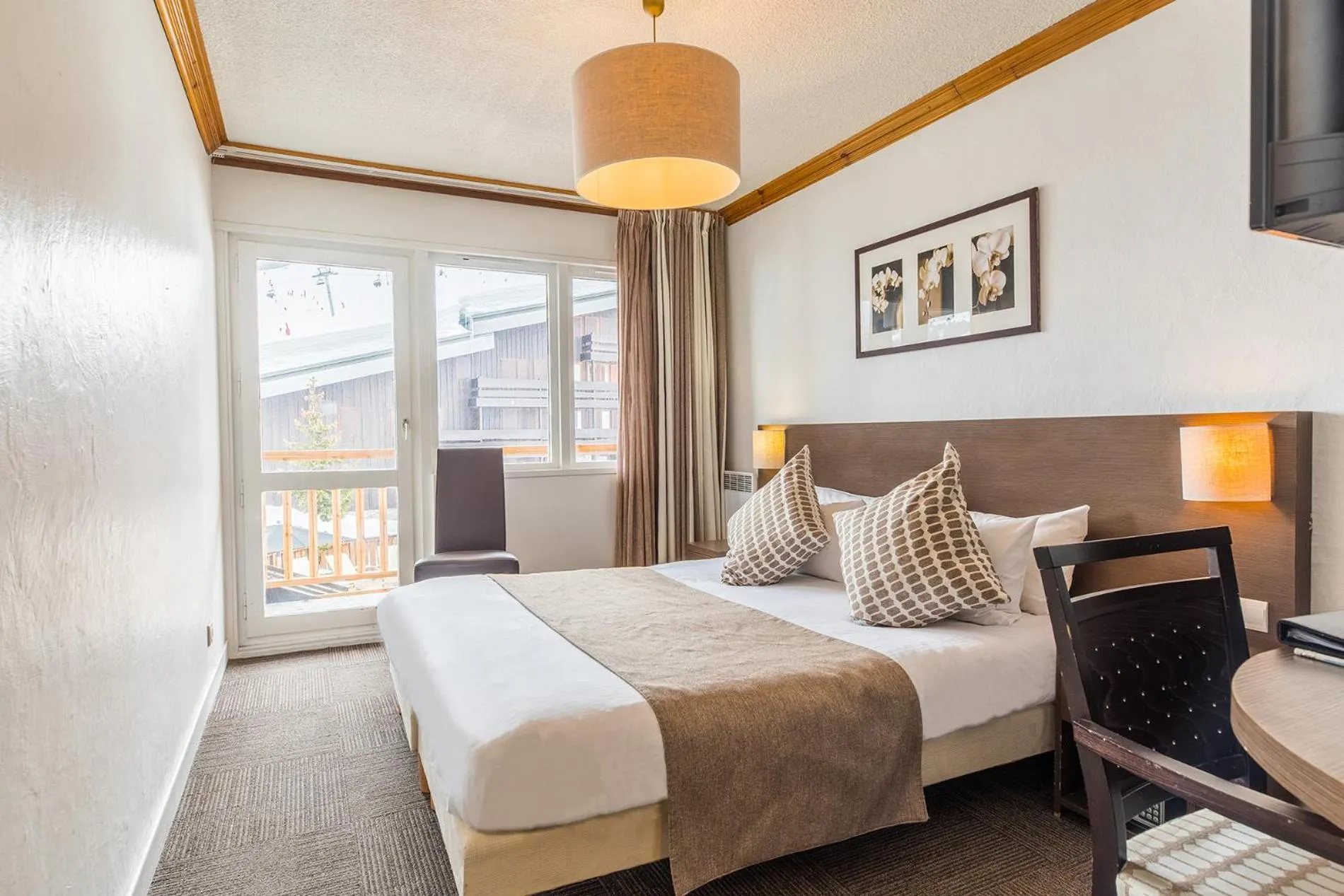 Bedroom, Bed in Madame Vacances Hôtel & Spa Le Mottaret