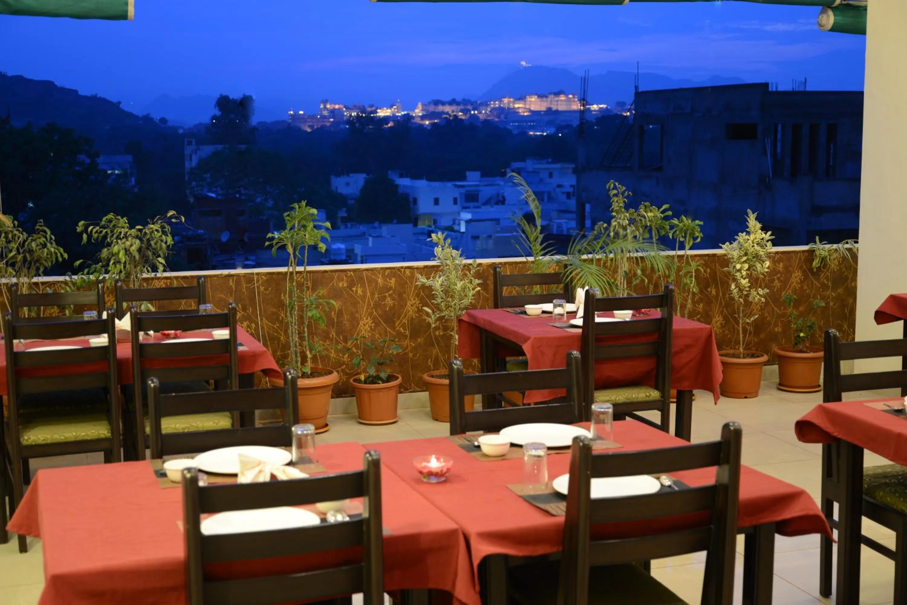Restaurant/places to eat in Hotel Sanobar