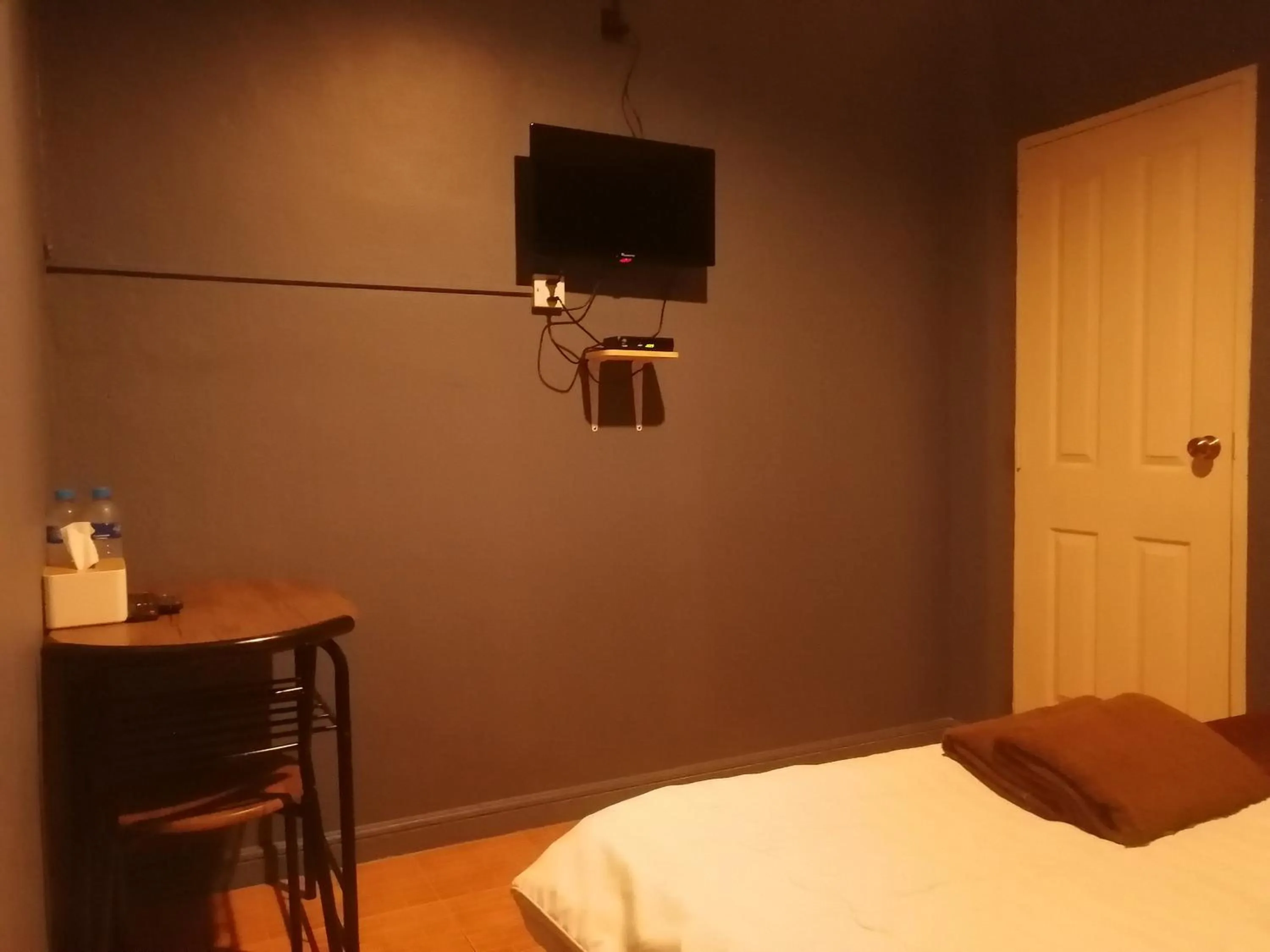 Photo of the whole room, Bed in airport house