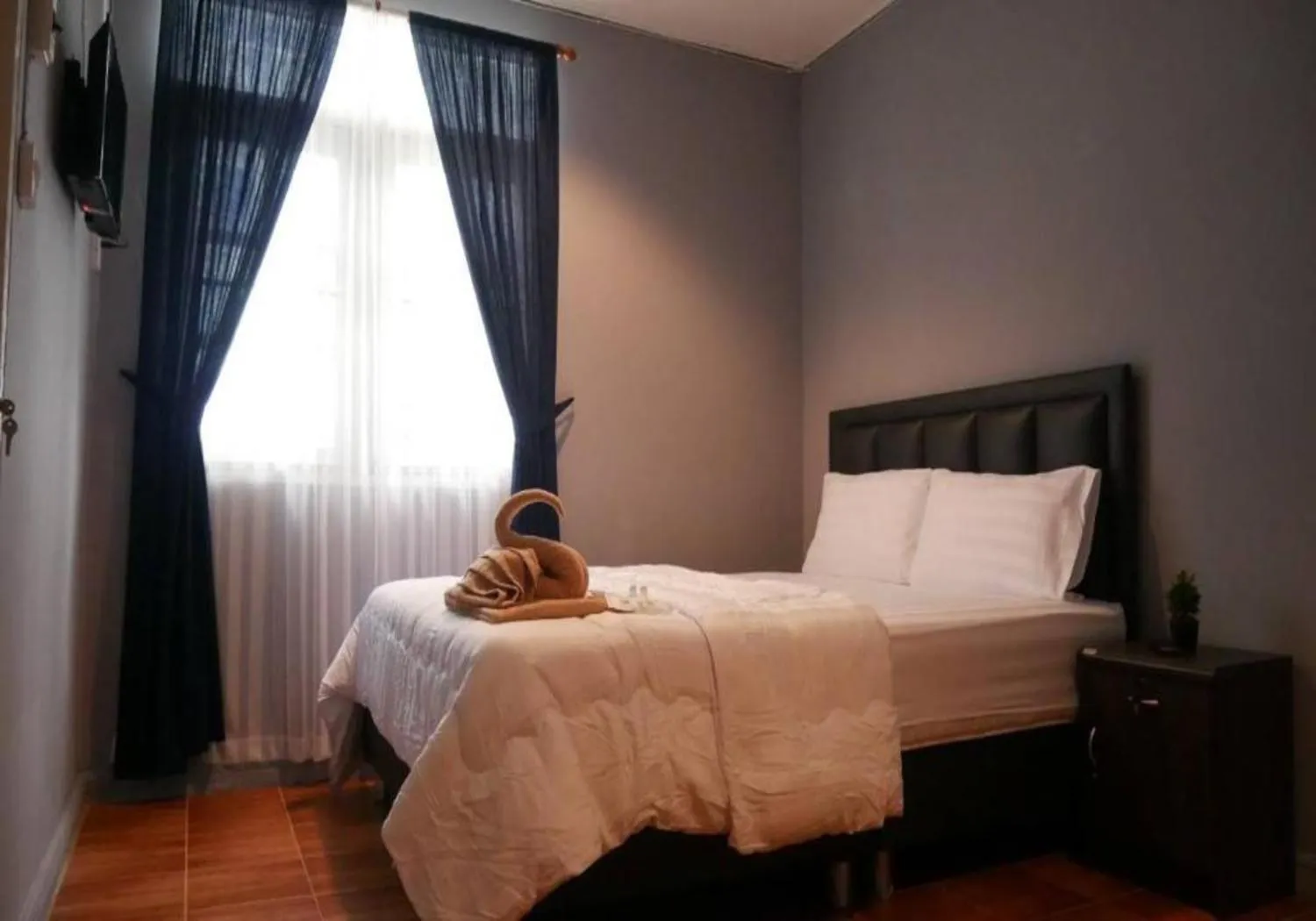 Photo of the whole room, Bed in airport house