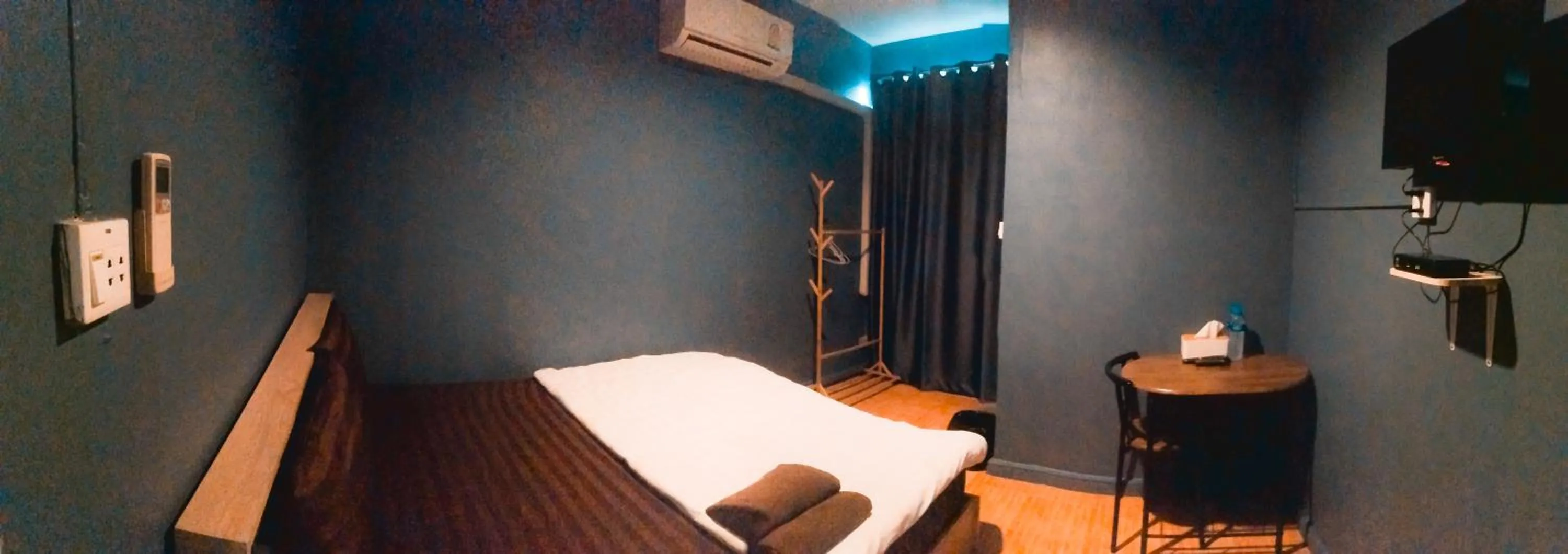 Photo of the whole room, Bed in airport house