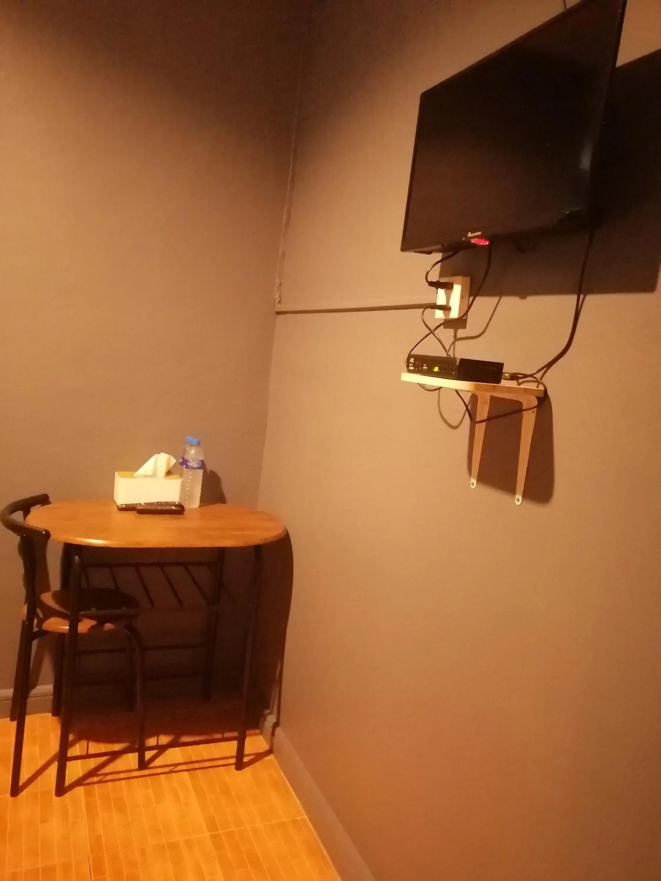 Photo of the whole room in airport house