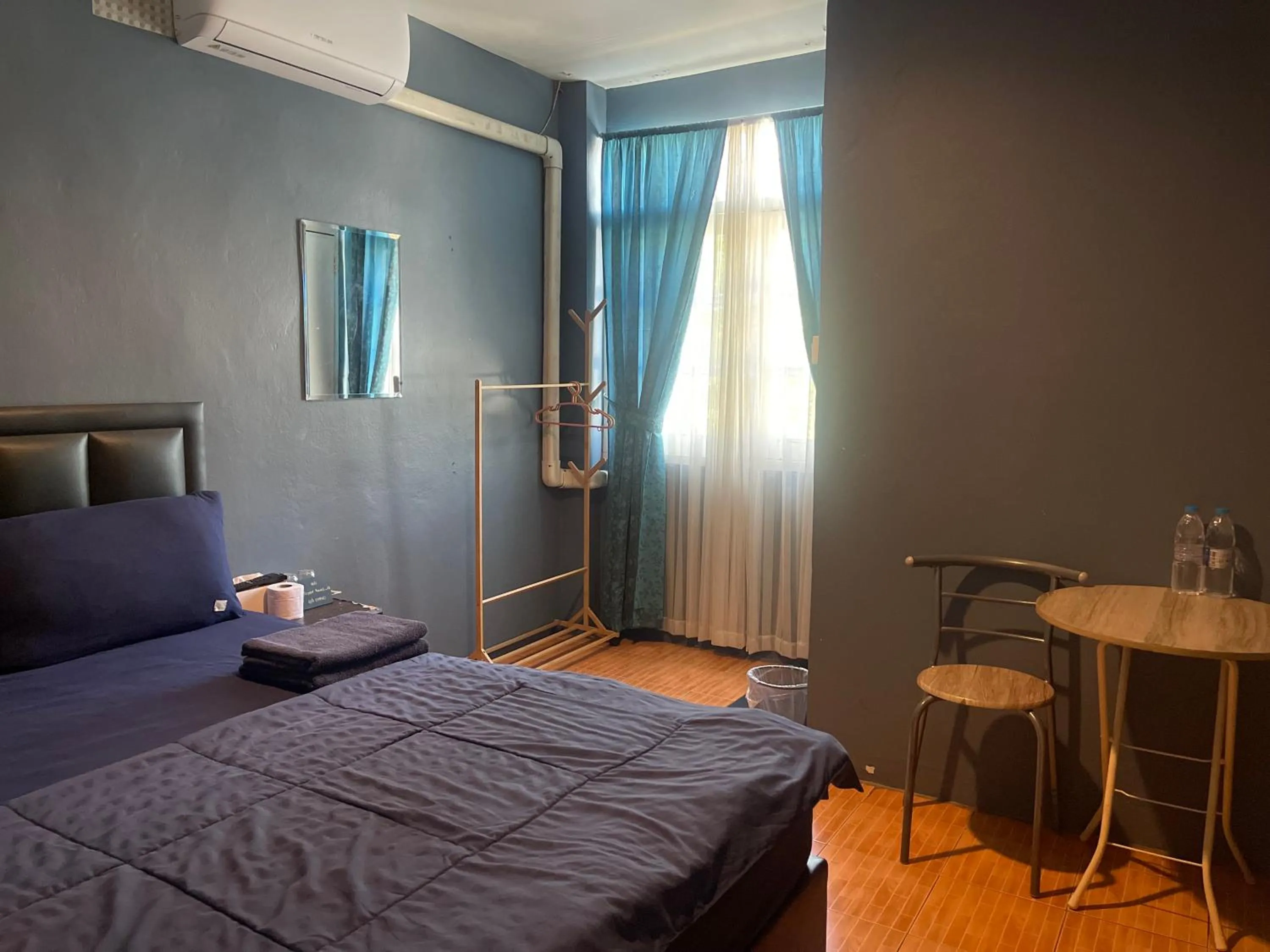 Photo of the whole room, Bed in airport house