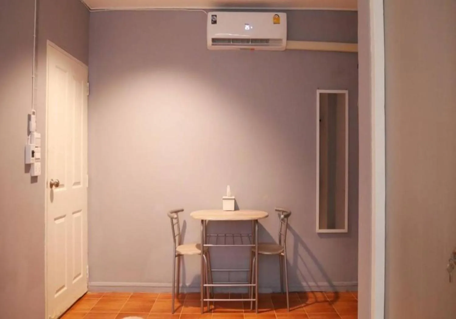 Photo of the whole room in airport house