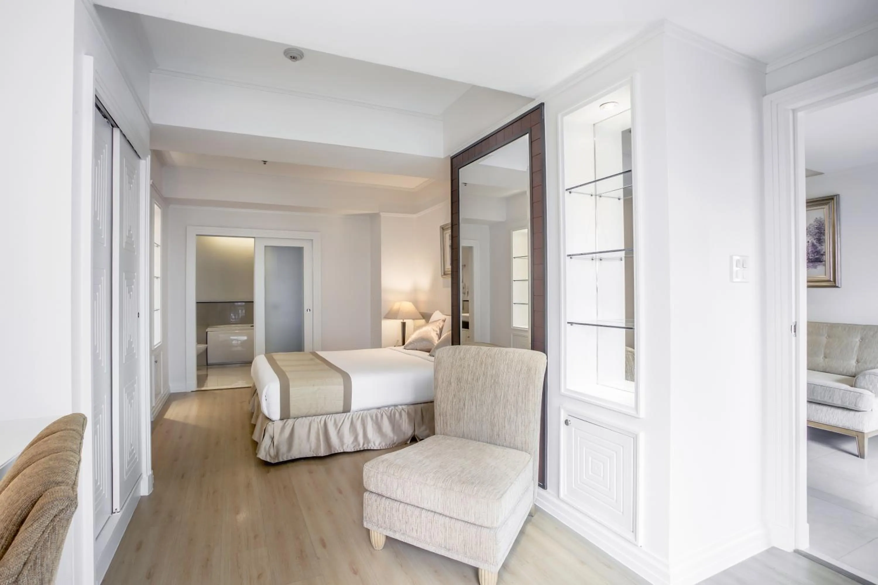 Photo of the whole room, Bed in Hope Land Hotel Sukhumvit 24