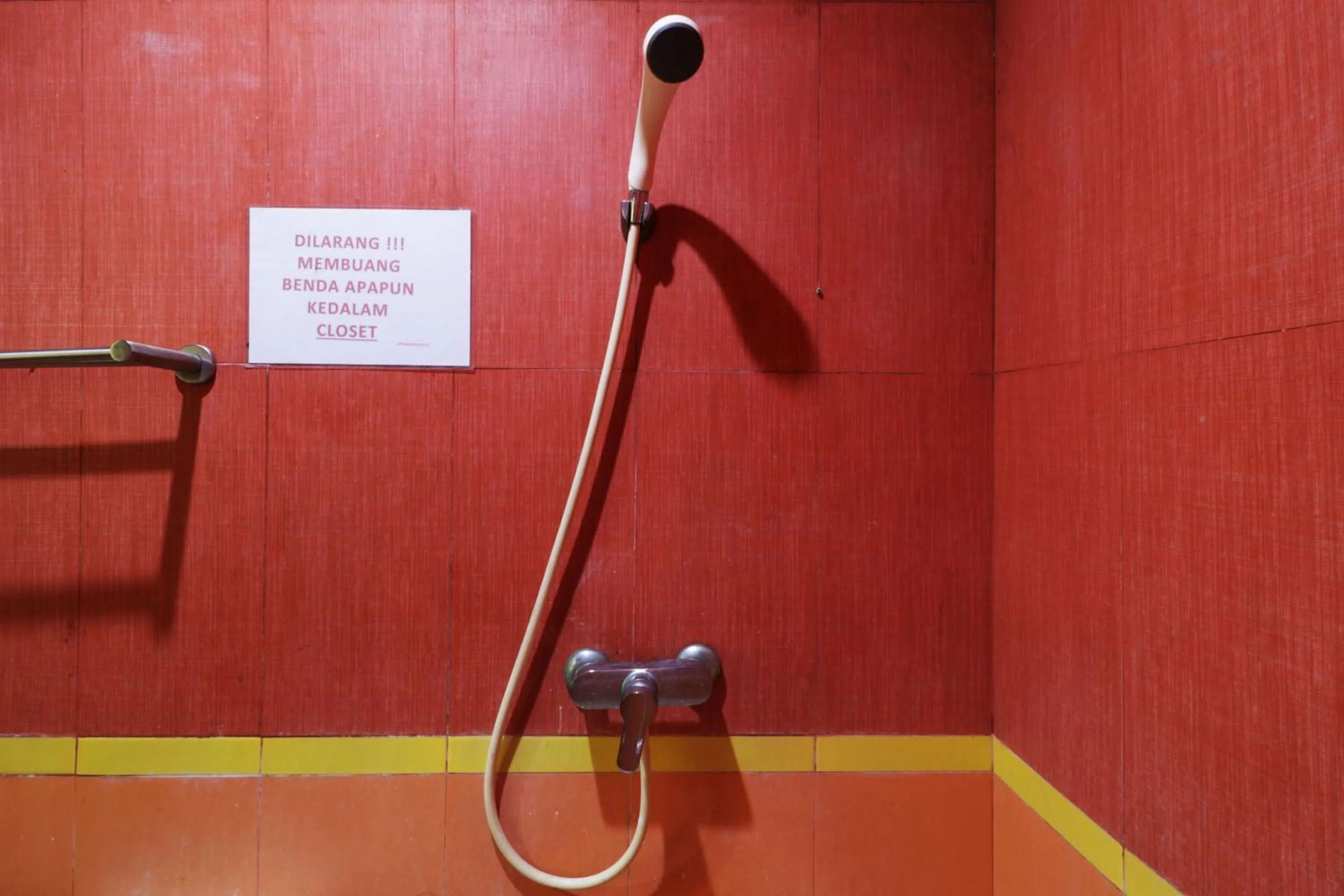 Shower in Penginapan Marsya Prima Syariah