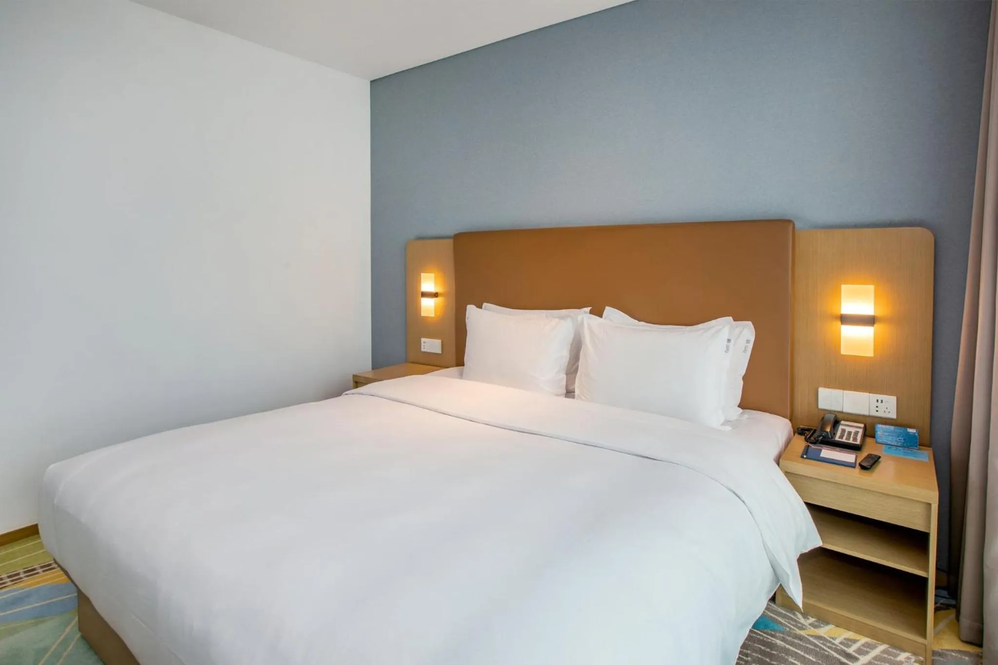 Photo of the whole room, Bed in Holiday Inn Express Changzhou Xinbei by IHG