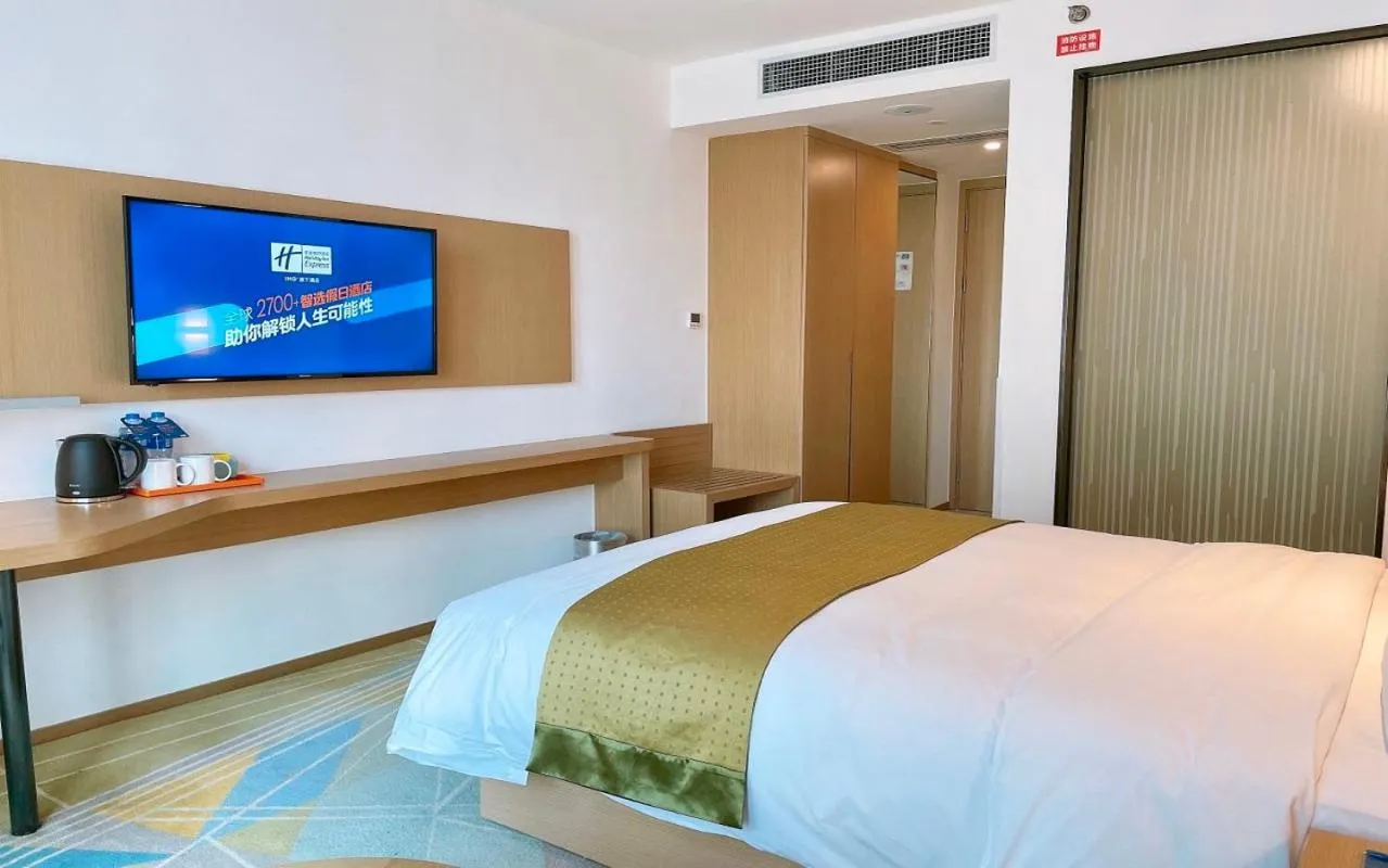 Bed in Holiday Inn Express Changzhou Xinbei by IHG