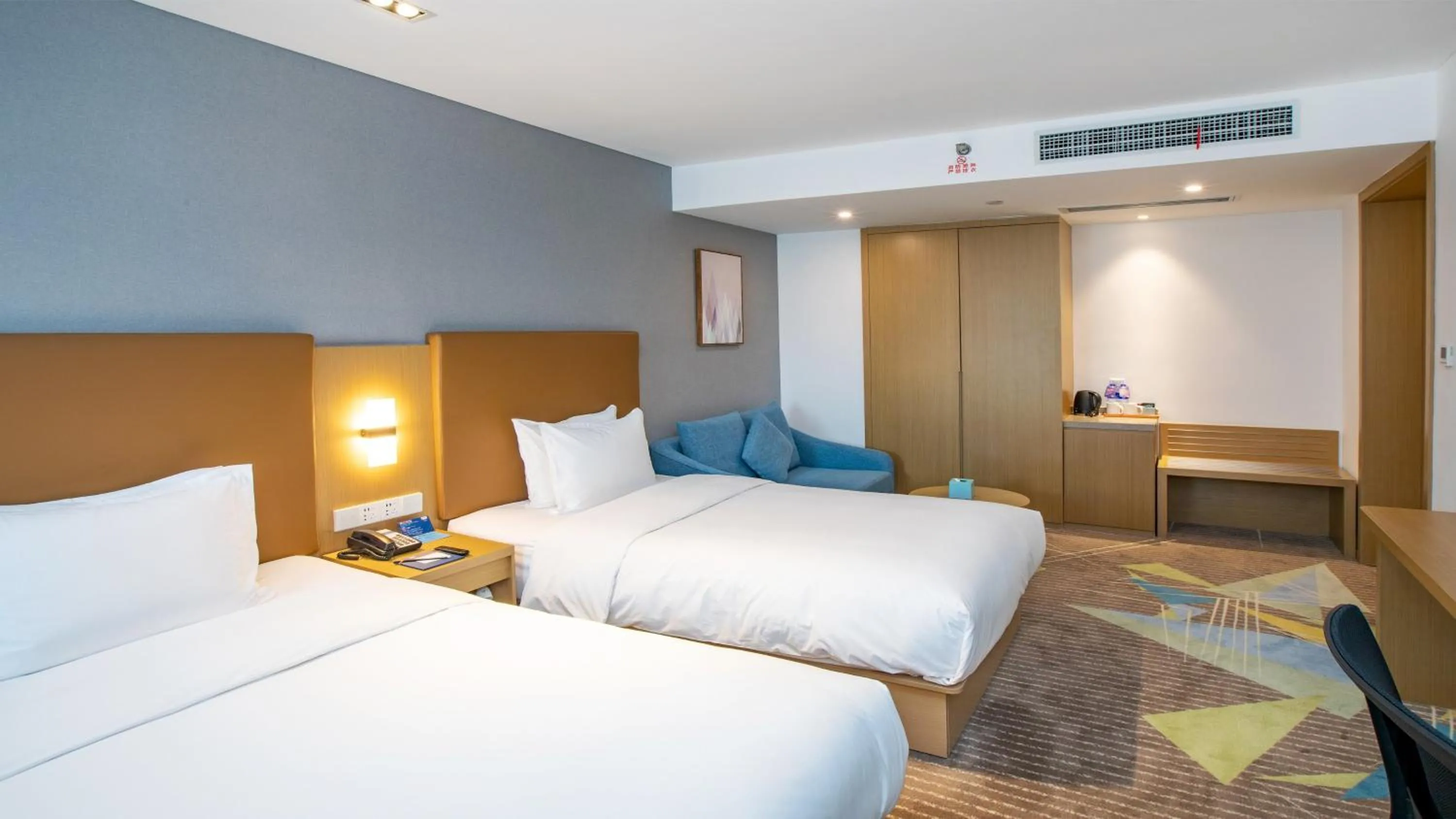 Photo of the whole room, Bed in Holiday Inn Express Changzhou Xinbei by IHG