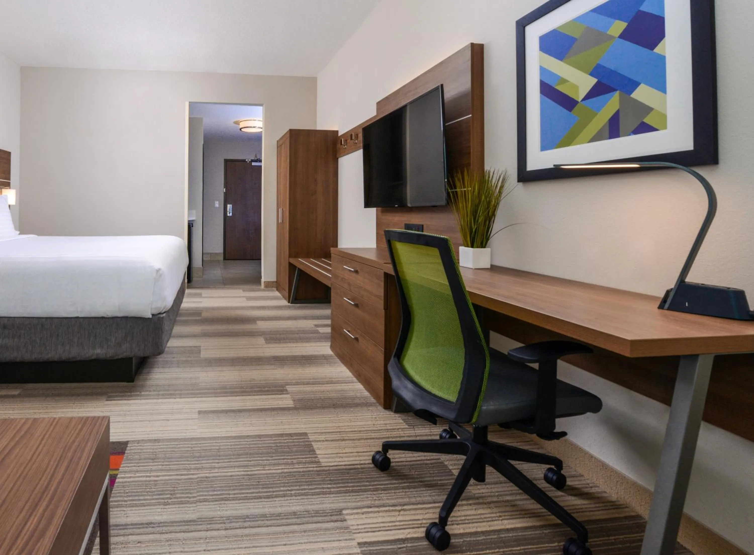 Photo of the whole room, Bed in Holiday Inn Express & Suites - Ruskin by IHG