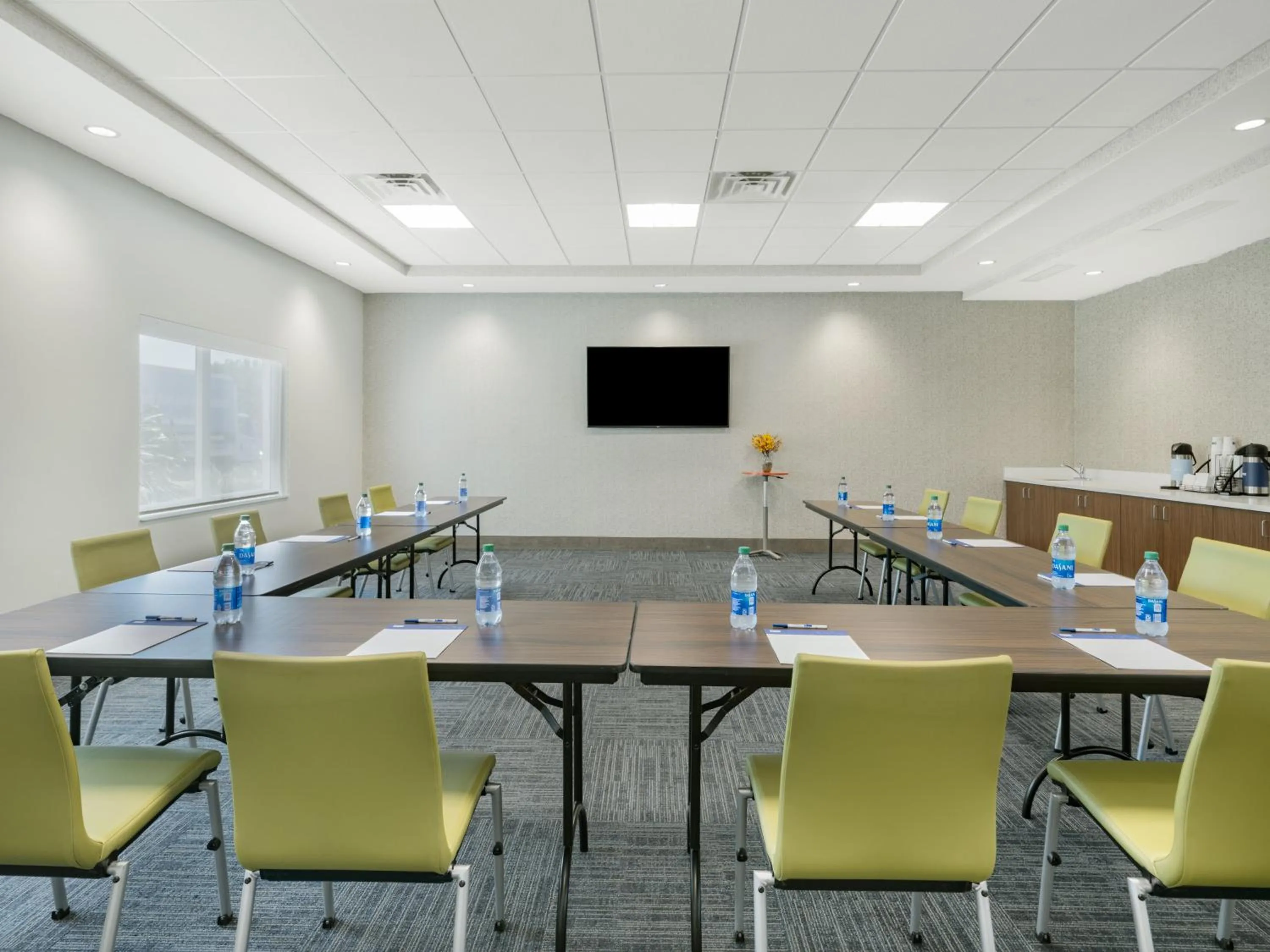 Meeting/conference room in Holiday Inn Express & Suites - Ruskin by IHG