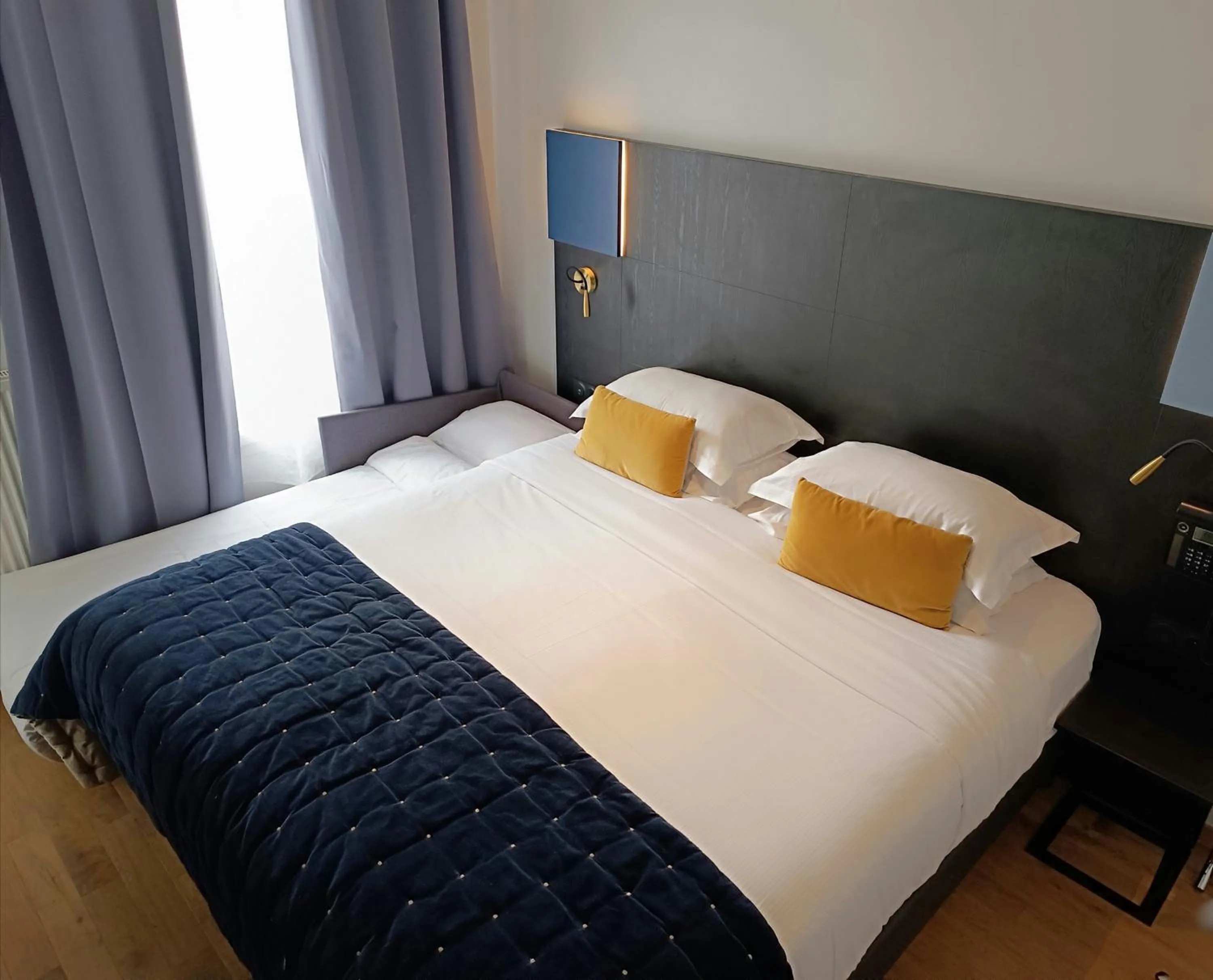 Bed in Hôtel de Bellevue Paris Gare du Nord