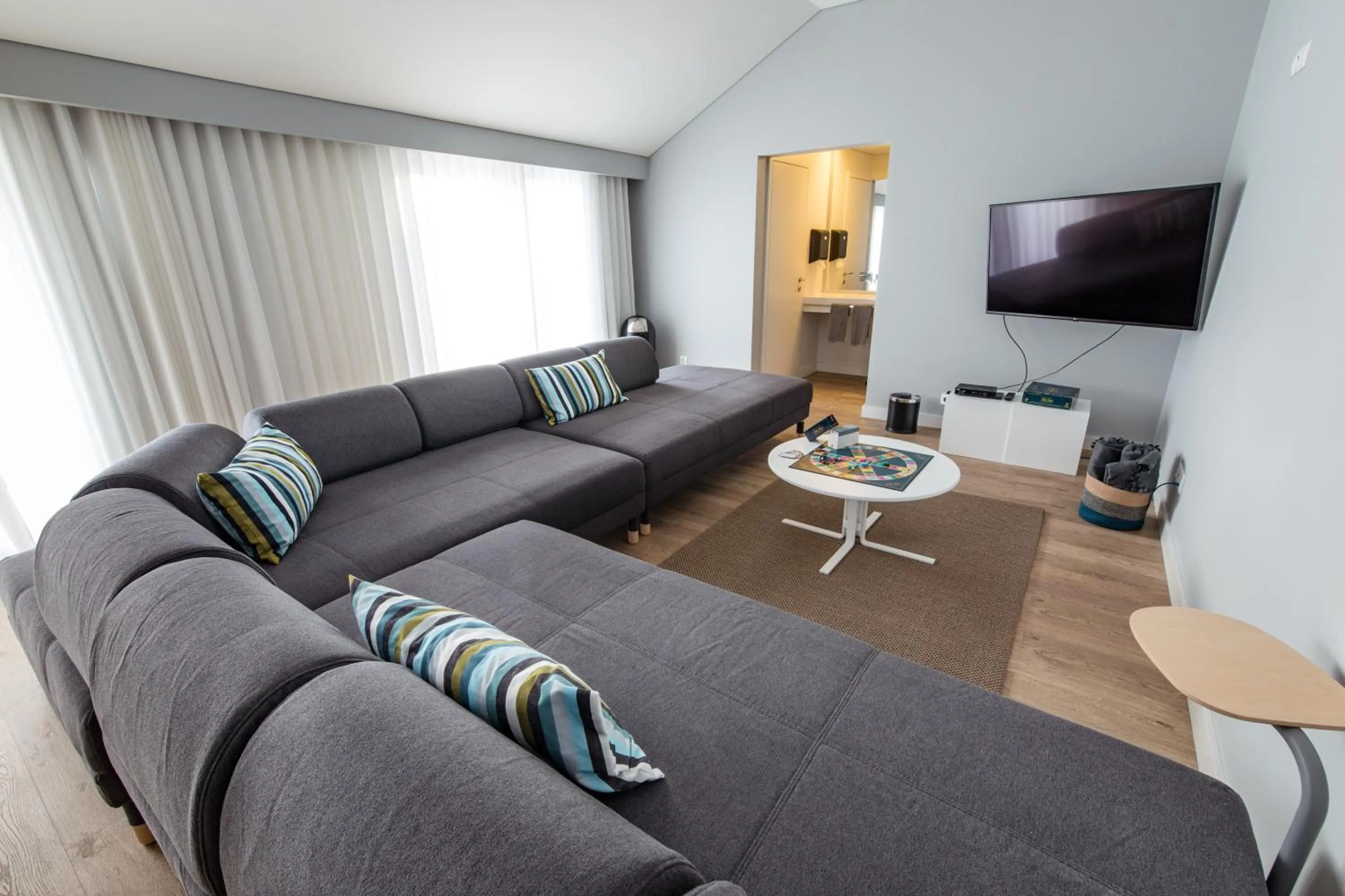 Communal lounge/ TV room in Ilha Hostel & Suites