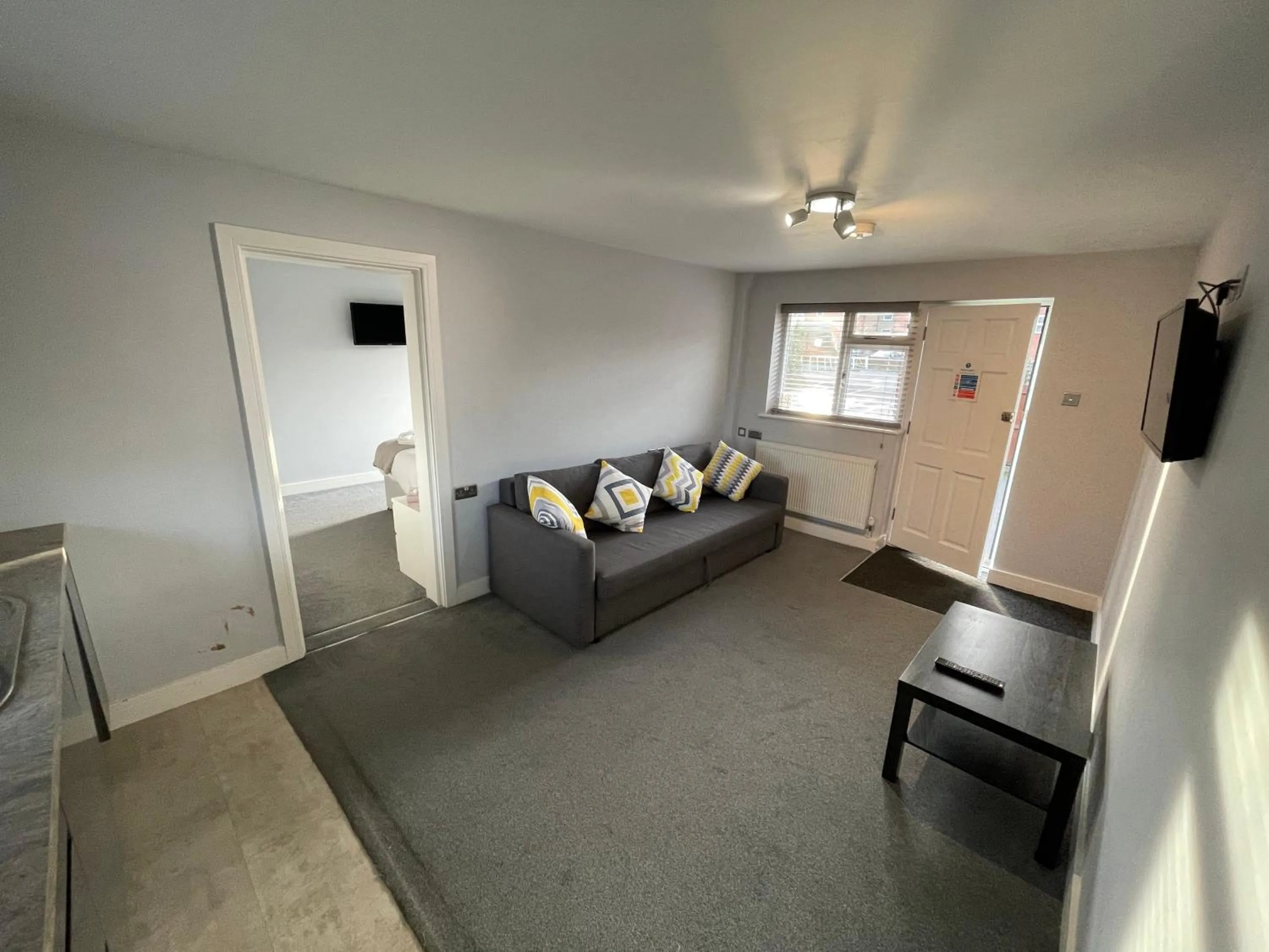 TV and multimedia in Arlan House, Central Basingstoke Hotel